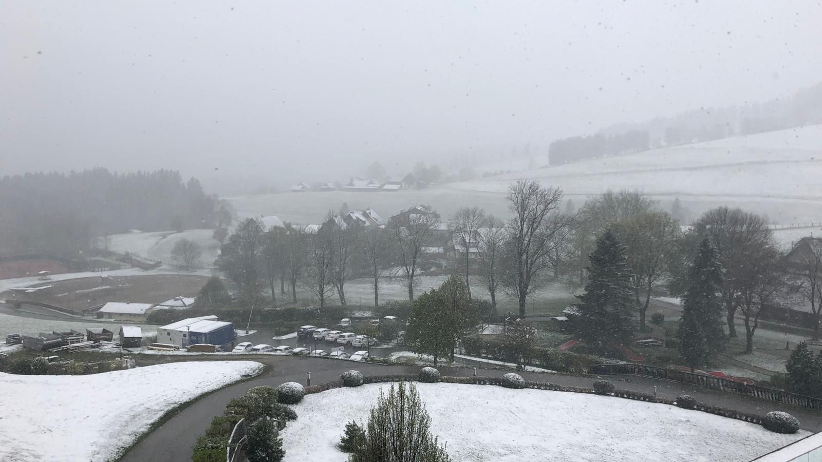 Im steirischen Höhenluftkurort Fischbach (1050 m) wurden Bewohner und Gäste der Hotelanlagen am 16. April 2024 von Schnee begrüßt.