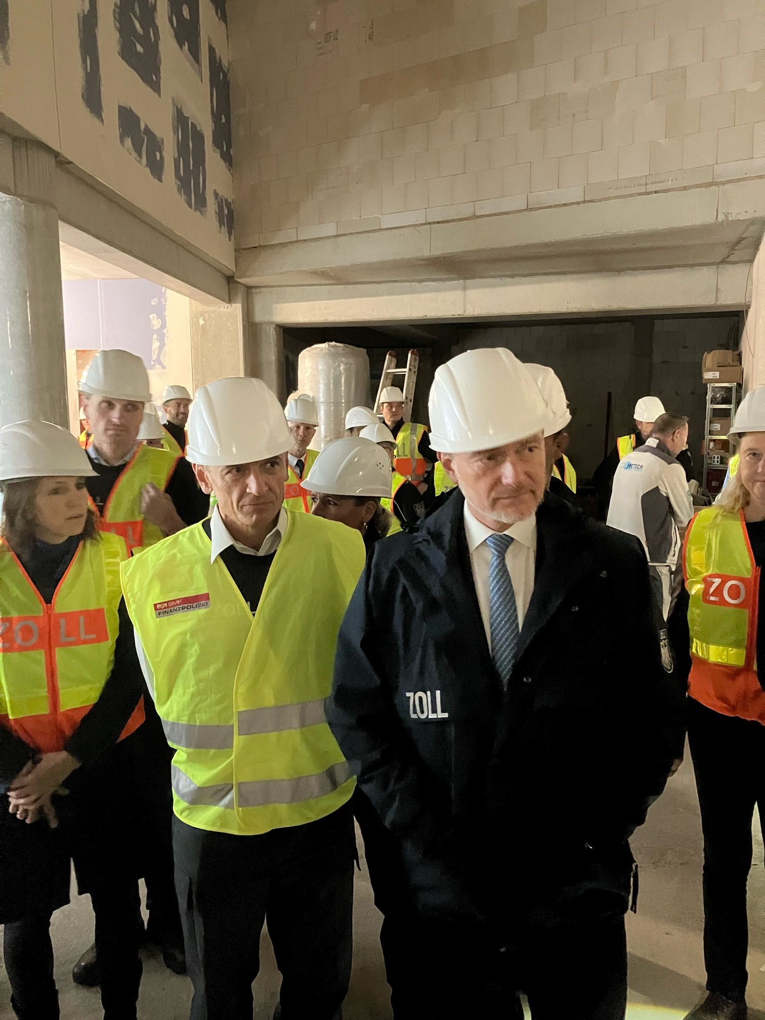 Baustellen-Razzia am ehemaligen Sony-Center in Berlin am 15. April 2024 unter Aufsicht von Finanzminister Christian Lindner (FPD).