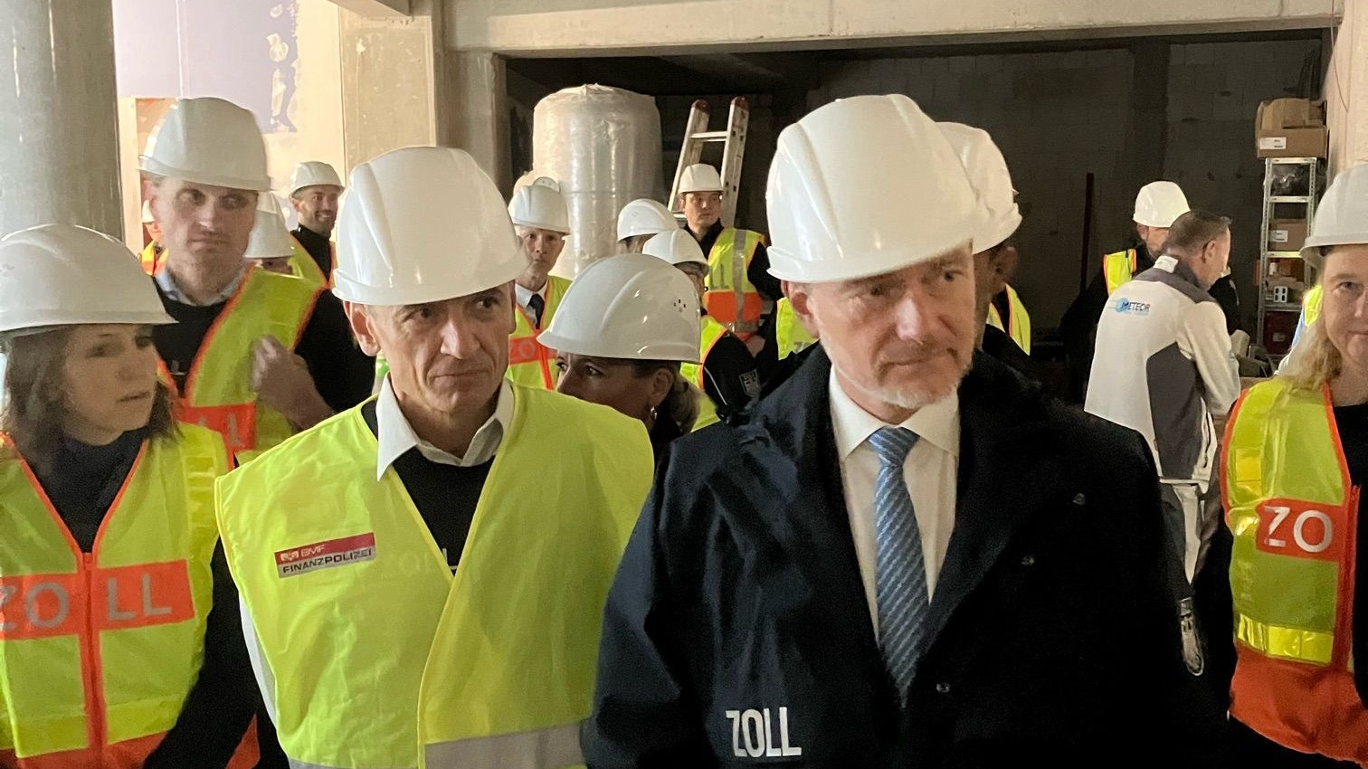 Schulterschluss gegen Schwarzarbeit bei grenzüberschreitenden Kontrollen in Österreich und Deutschland. Die Baustellen-Razzia am ehemaligen Sony-Center in Berlin am 15. April 2024 fand unter Aufsicht von Finanzminister Christian Lindner (FPD) und mit Beteiligung österreichischer Beamten statt. 