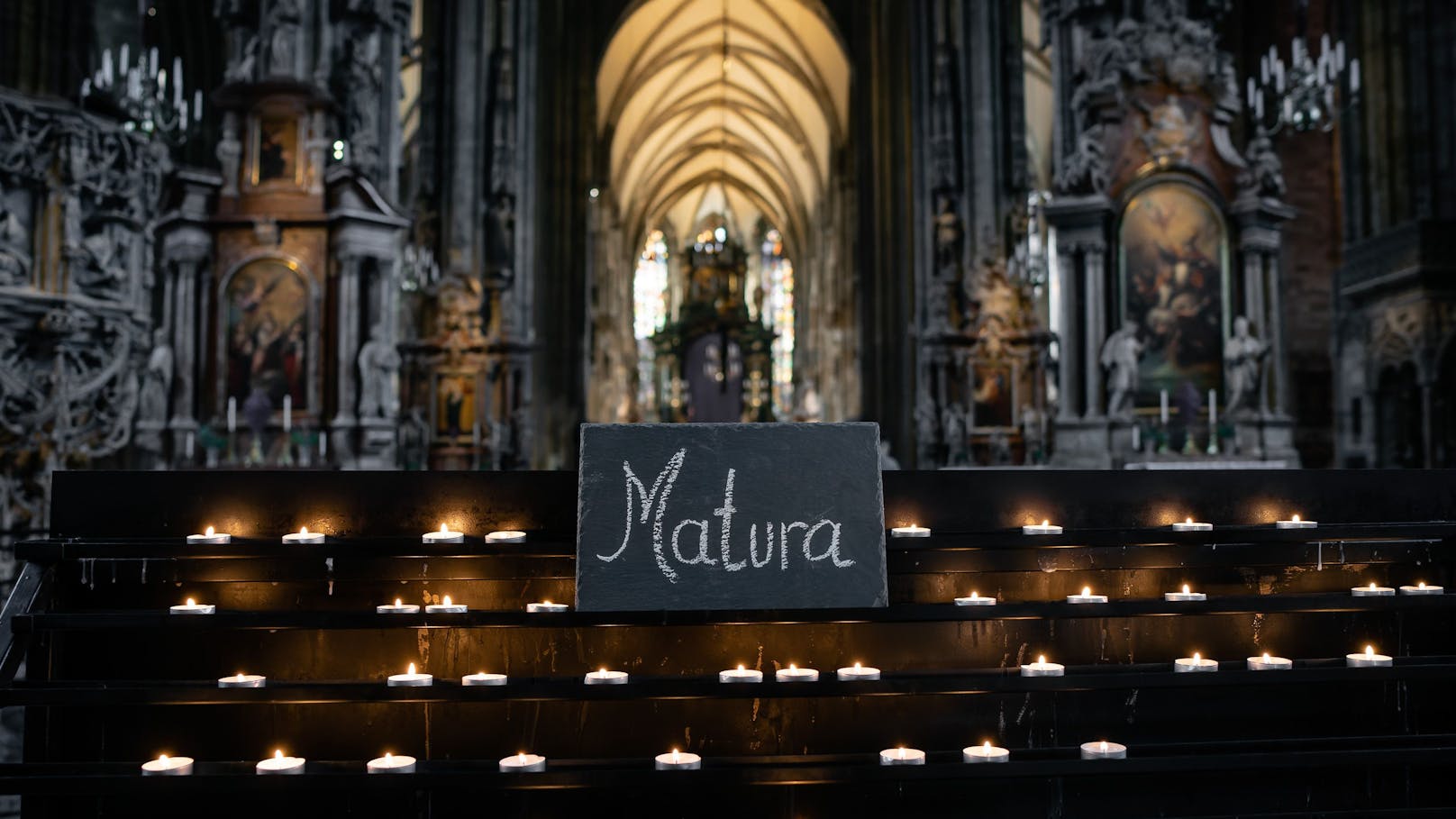 An jedem Matura-Tag brennen in einer anderen Kirche in Österreich Kerzen als Zeichen Gottes Begleitung für die Maturanten.