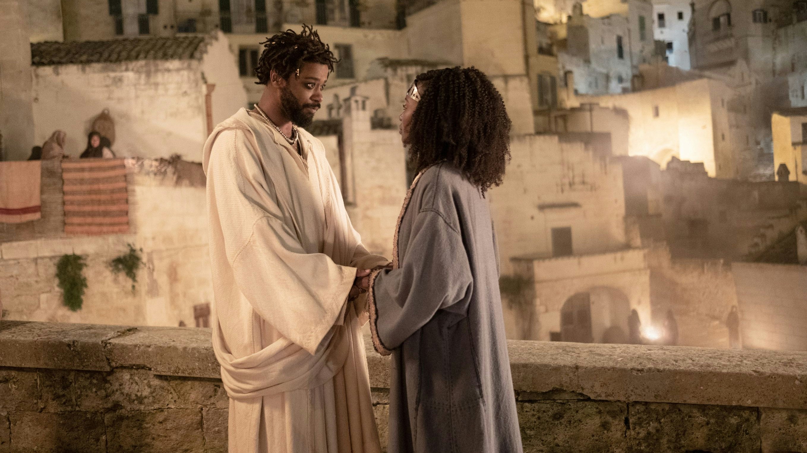 Clarence (LaKeith Stanfield) ist in Varinia (Anna Diop) verliebt