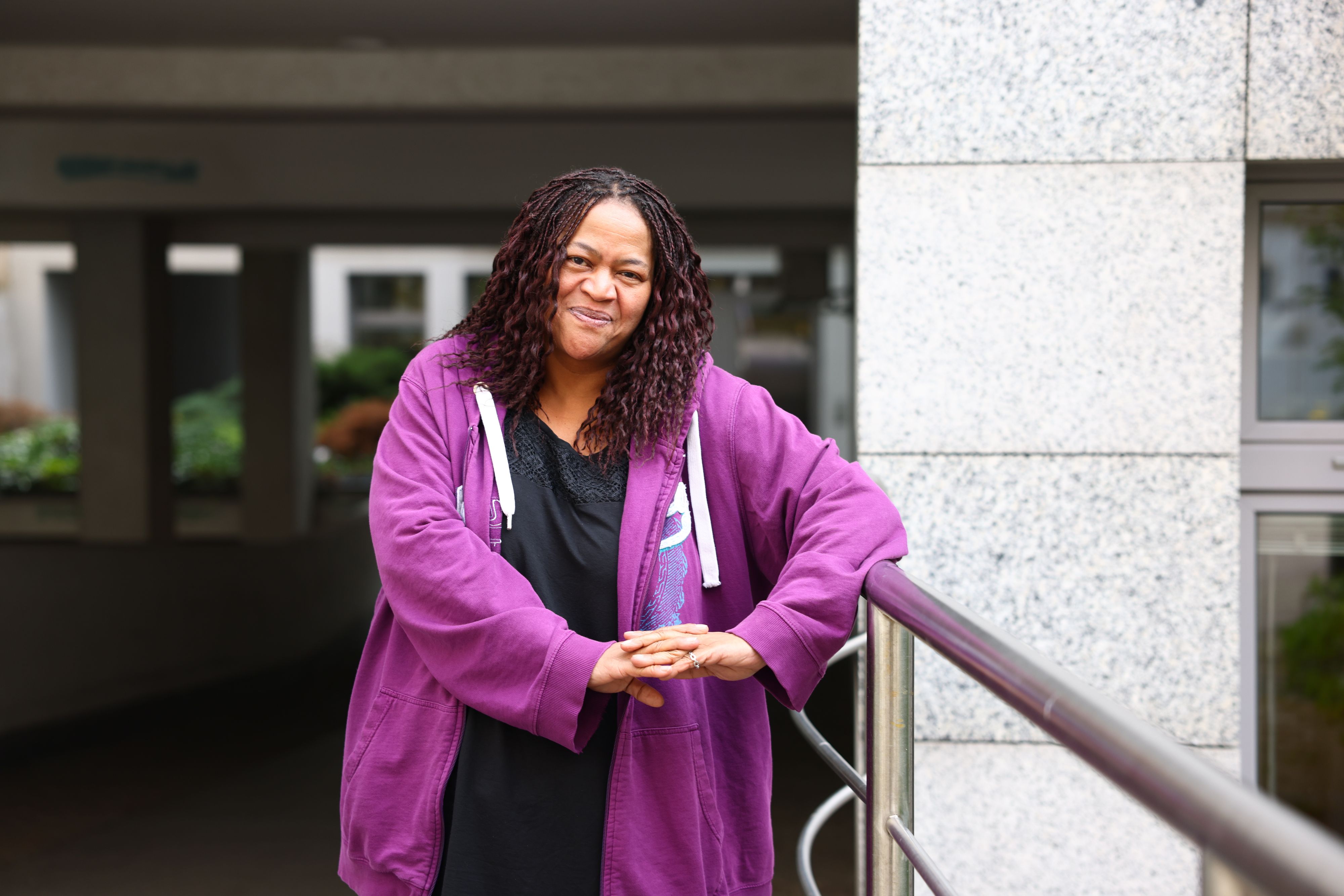 CJ Thomas war selbst wohnungslos. Nun arbeitet sie im neunerhaus mit anderen Obdachlosen zusammen. 