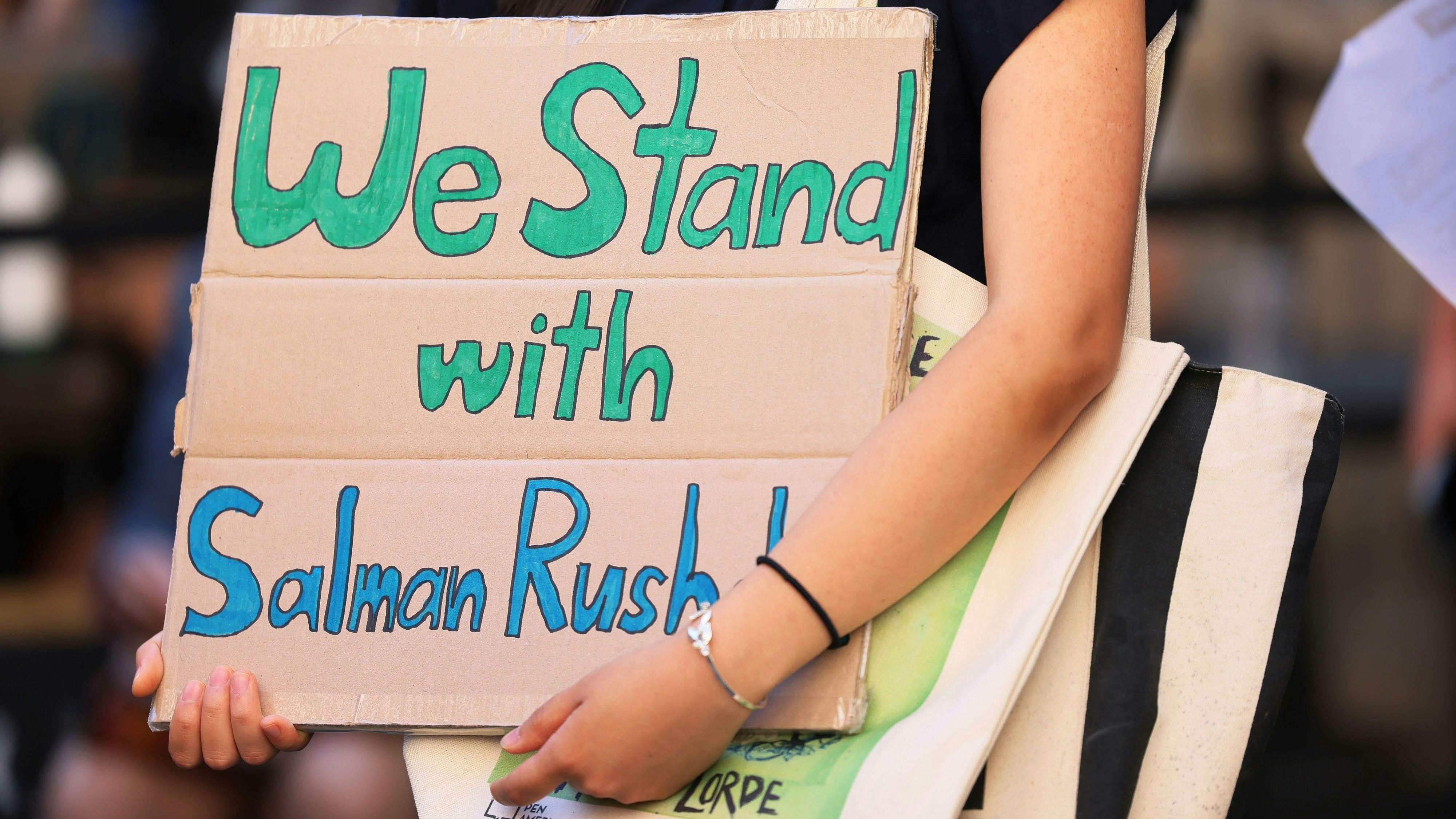Solidaritätskundgebung für Salman Rushdie in New York City, wenige Tage nach dem Messerattentat