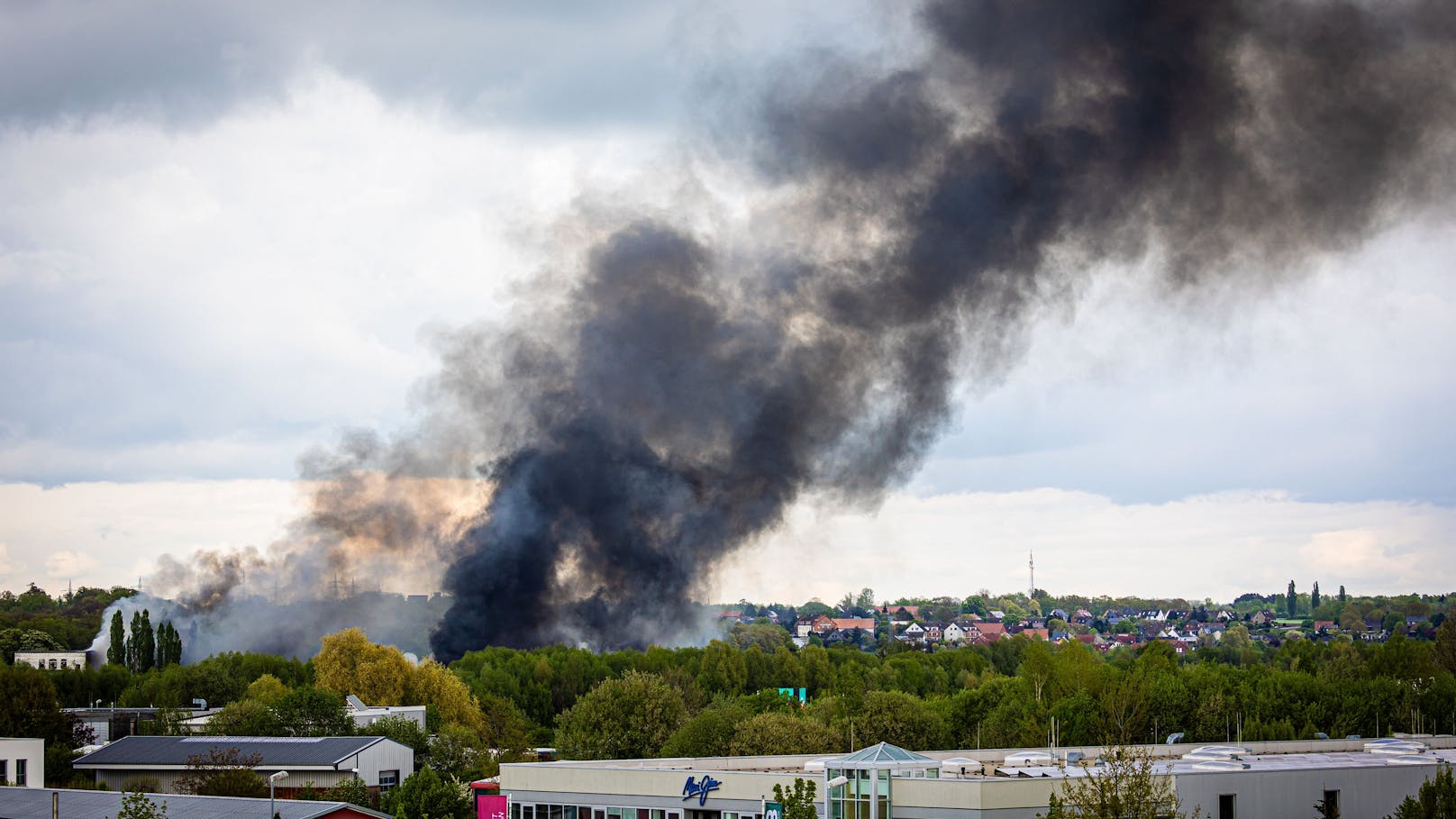 Explosionen in Chemiefabrik – Feuerwehr ausgesperrt