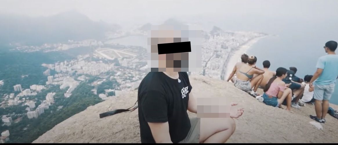 Der Verdächtige in einem veröffentlichten YouTube-Video beim Meditieren.