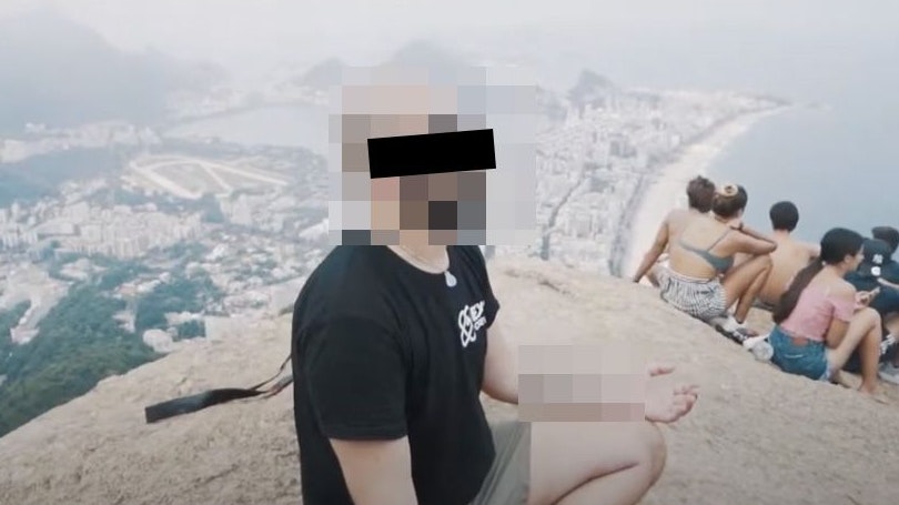 Der Verdächtige in einem veröffentlichten YouTube-Video beim Meditieren.