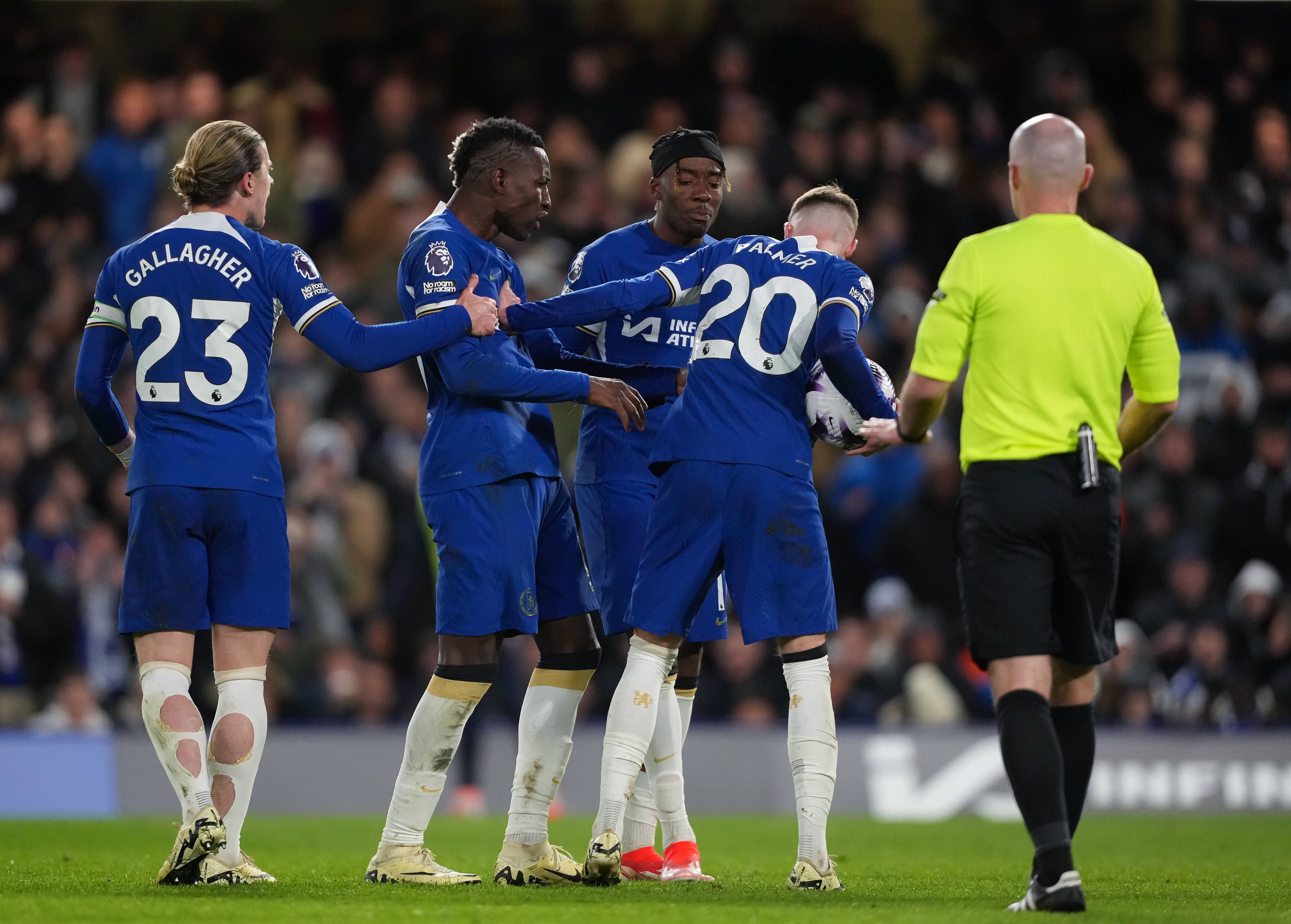 Cole Palmer muss zwei Kollegen abwehren.