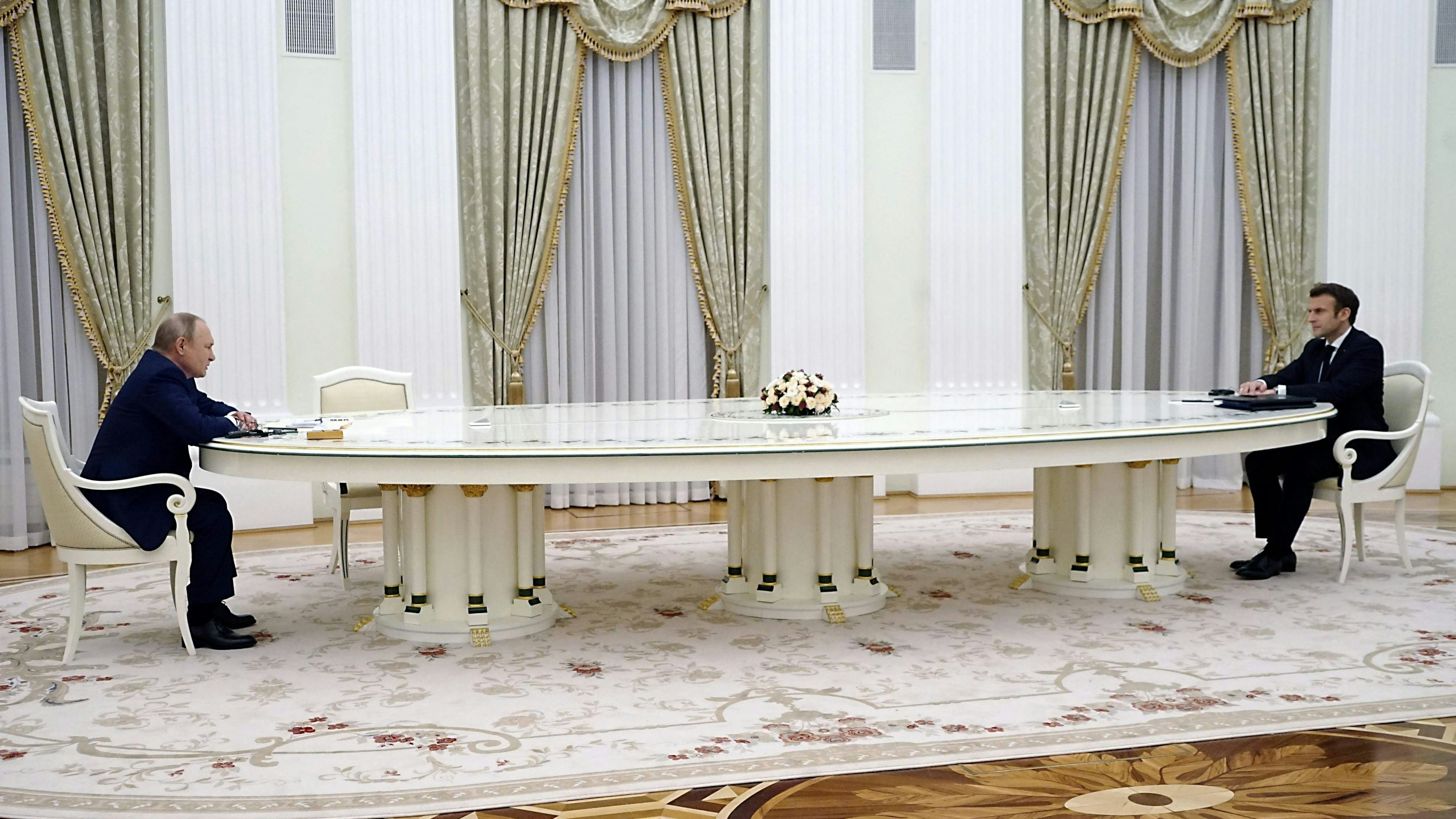 Runder Tisch? Am 7. Februar 2022 traf sich Frankreichs Staatspräsident Emmanuel Macron mit Russland Präsident Wladimir Putin in Moskau