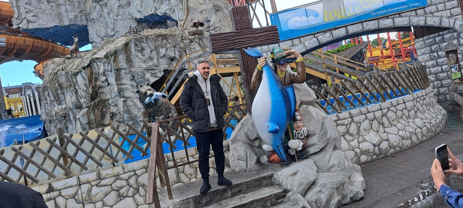 Bushido scheint sich über seinen Prater-Besuch zu freuen.