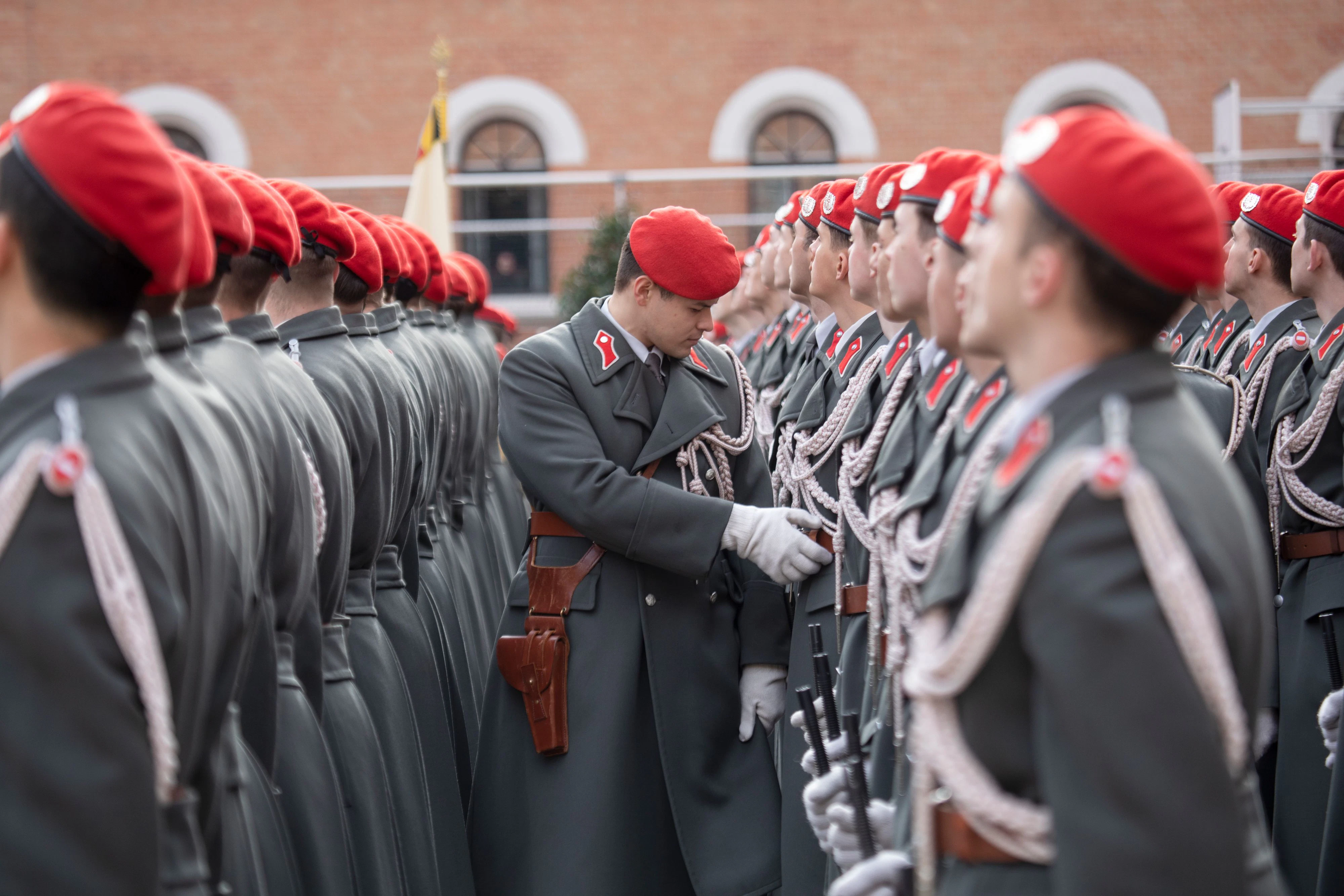 Soldaten der Ehrengarde des Bundesheeres: Österreich verfügt laufend über etwa 9.500 Grundwehrdiener