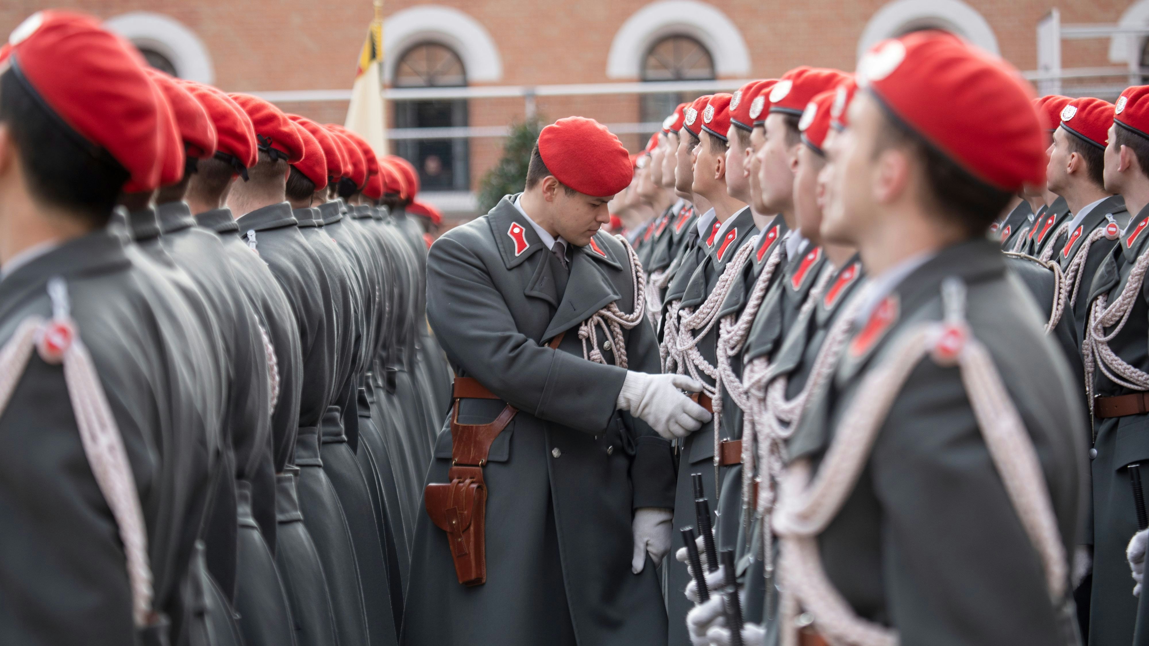 "Wir müssen uns ein bisschen lösen von unserer Bequemlichkeit": Soldaten der Ehrengarde des Österreichischen Bundesheeres