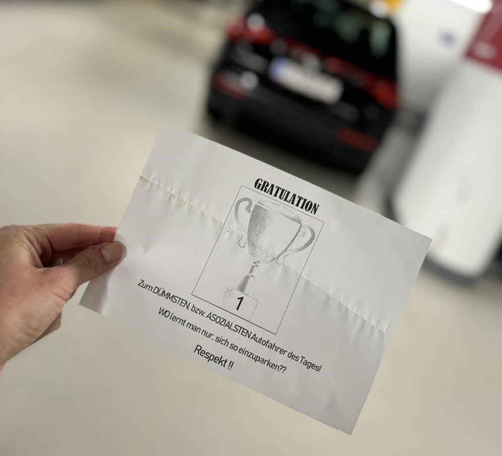 "Dümmster Autofahrer" Frau ärgert Zettel auf Pkw Heute.at