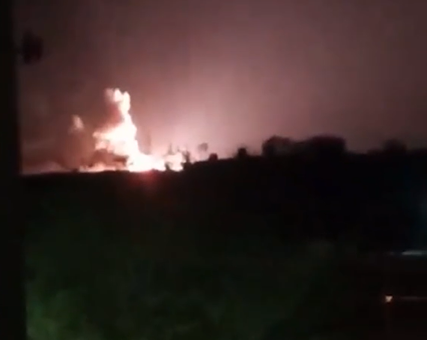 Nach den Explosionen sind auf dem Flugplatz mehrere Brände ausgebrochen.