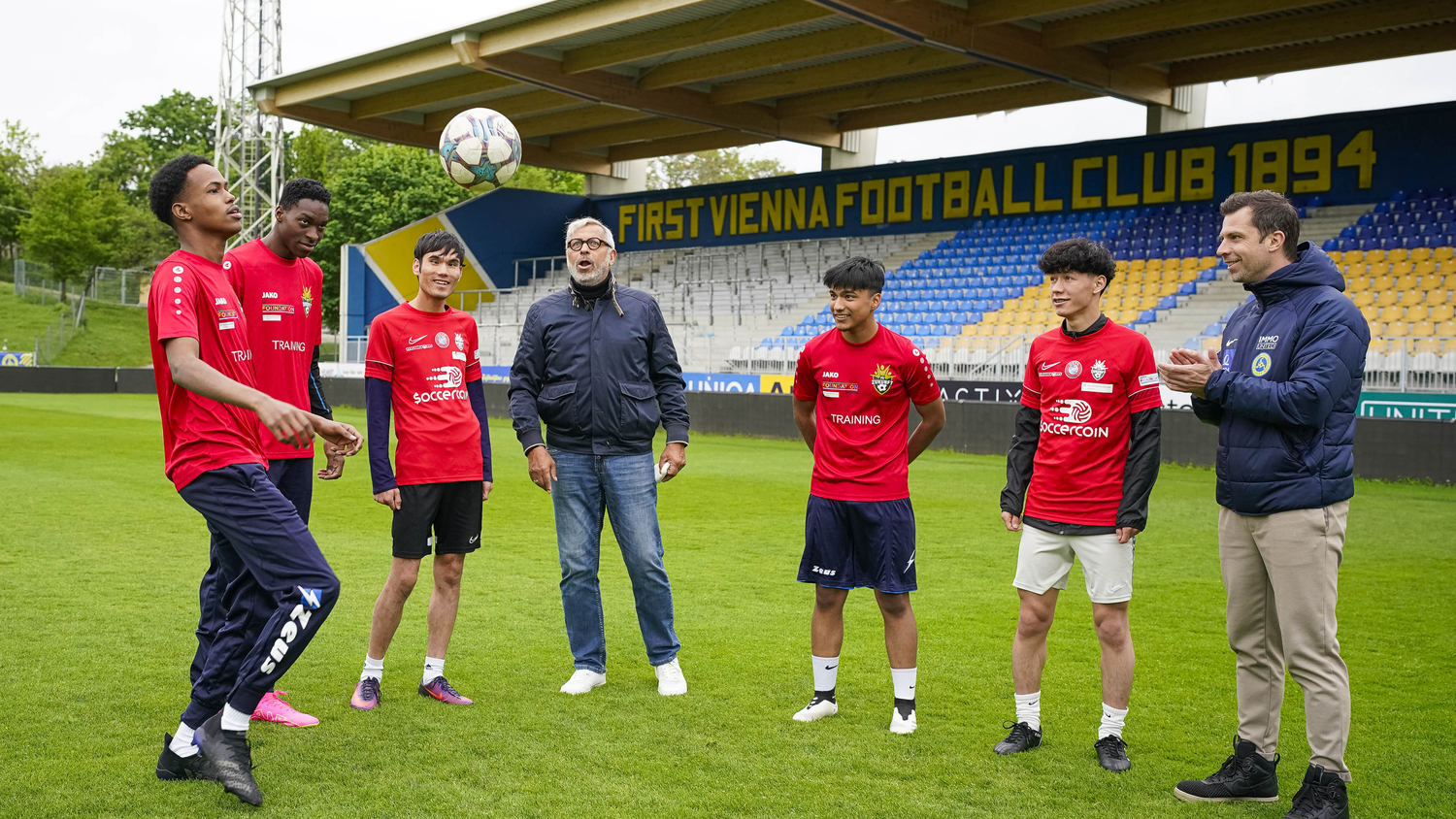 Jimmy Hartwig auf der Hohen Warte mit Jugendlichen vom Sozial-Projekt "Goals for my future".