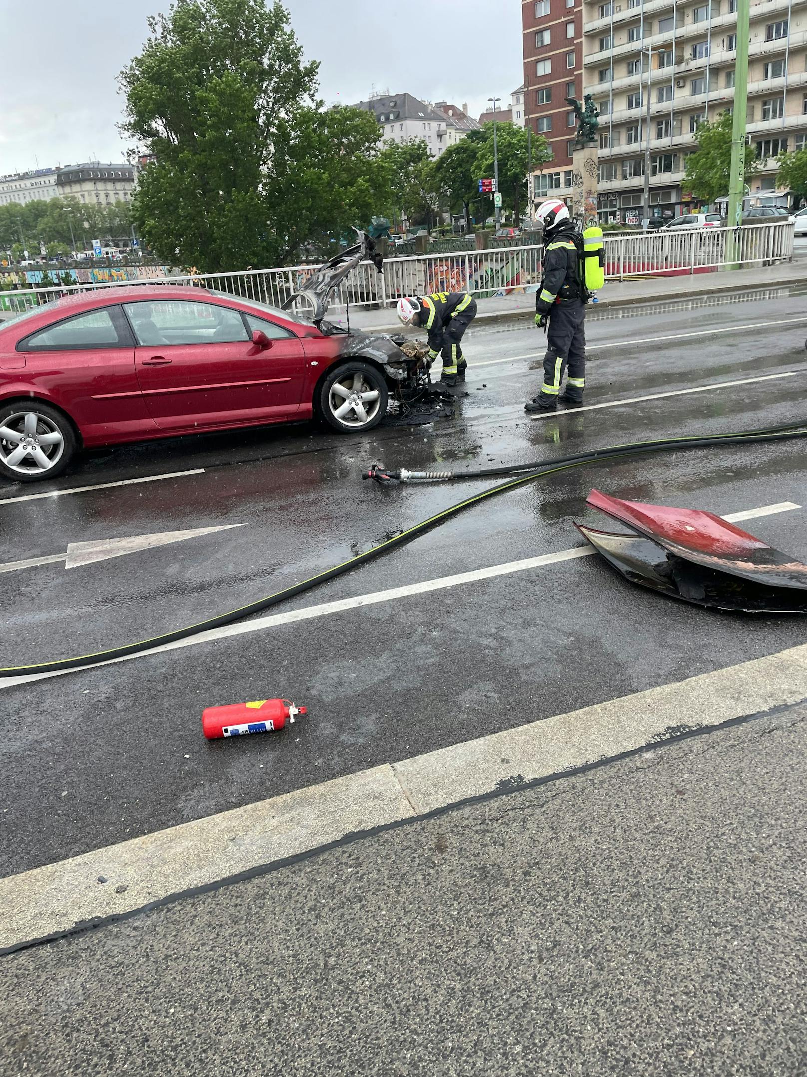 Am Mittwoch kam es zu einem Fahrzeugbrand am Schwedenplatz. Die Brücke wurde abgesperrt.