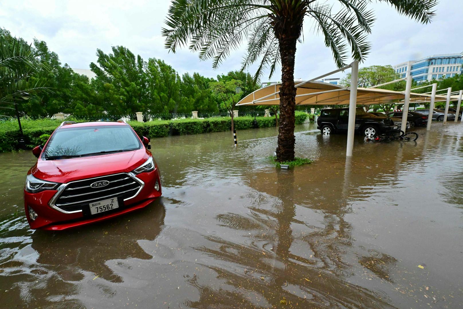 Am 16. April wurde die arabische Metropole Dubai von noch nie erlebten Regenmengen geflutet. An einem Tag gab es so viel Niederschlag wie sonst in zwei Jahren.