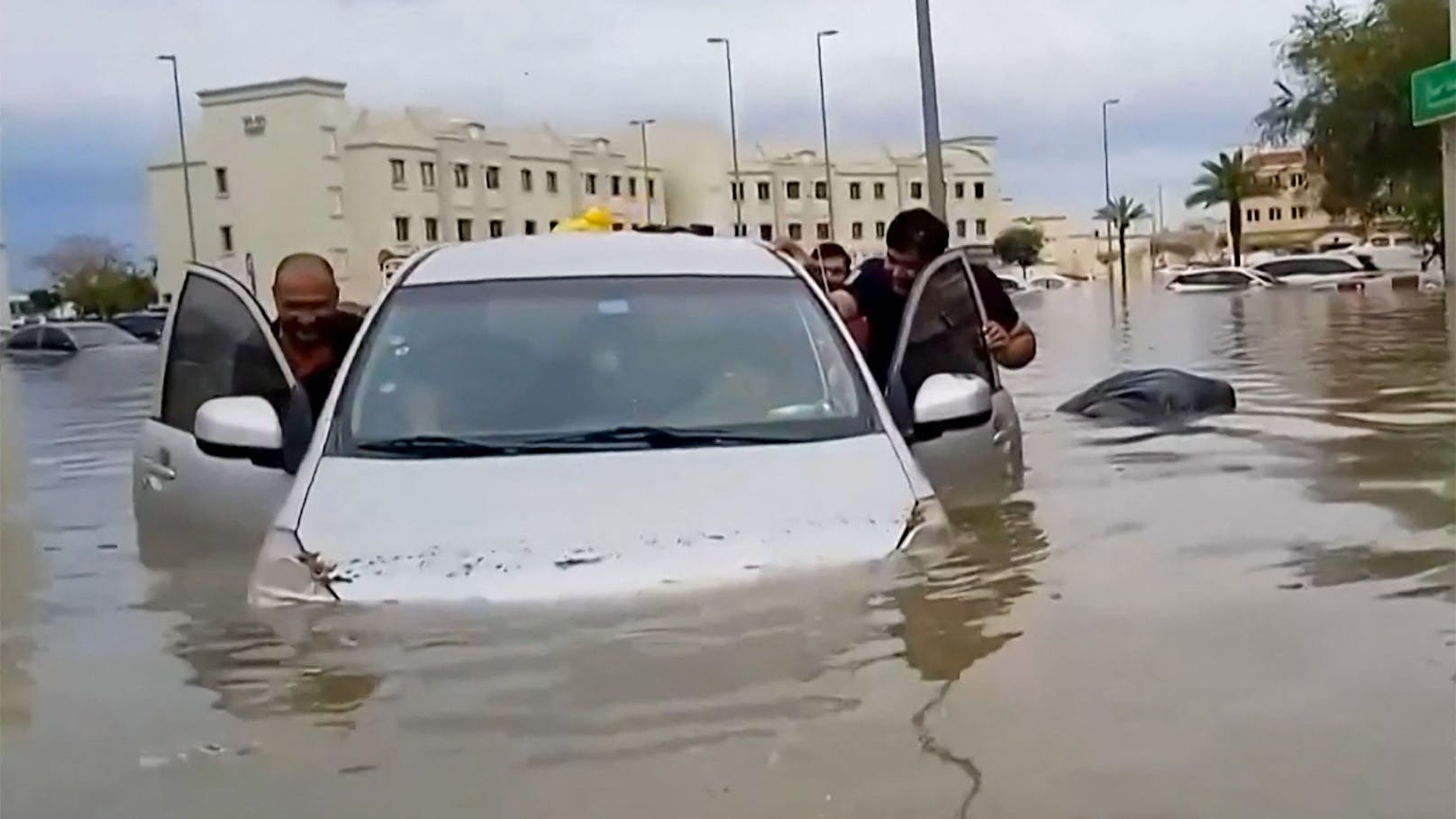 "Regenbombe" flutet Dubai: "So sieht die Sintflut aus"