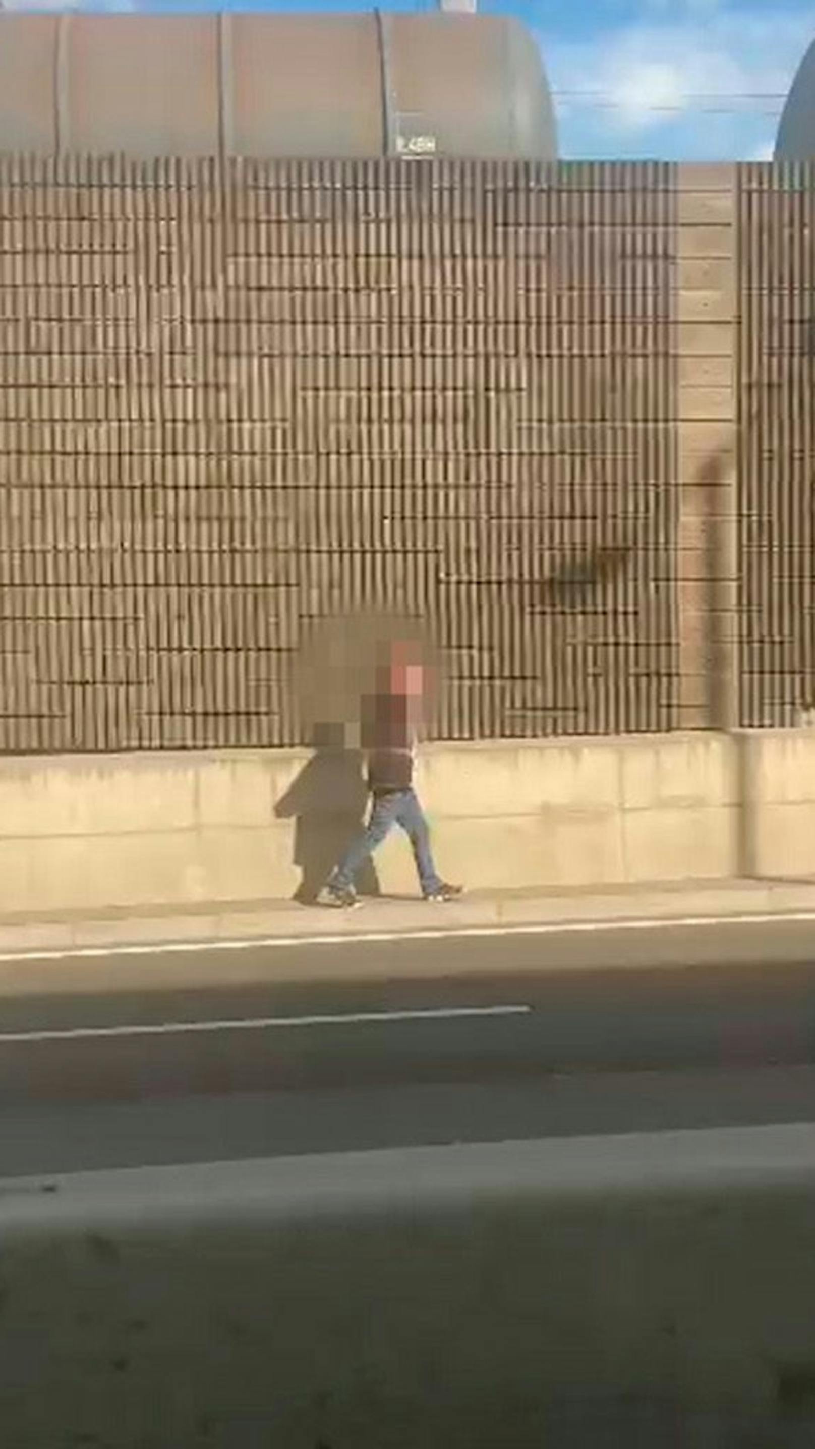 Stau in Wien! Mann spaziert auf der Autobahn