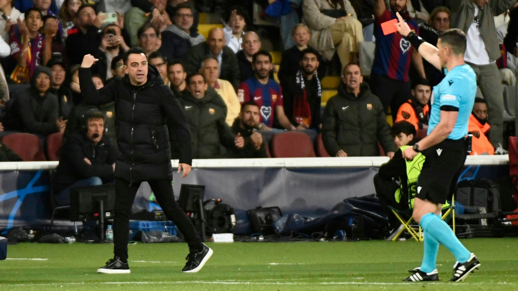 Barca-Trainer Xavi kassierte die Rote Karte.