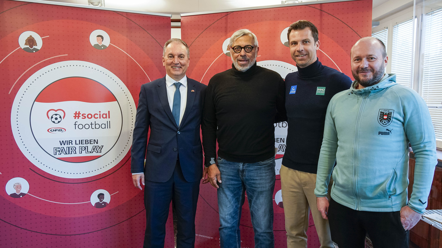 Jimmy Hartwig (2.v.l.) auf der Hohen Warte mit Deutschland-Botschafter Vito Cecere (l.), Vienna-Sportchef Andi Ivanschitz und ÖFB-Mitarbeiter Ingo Mach (r.).