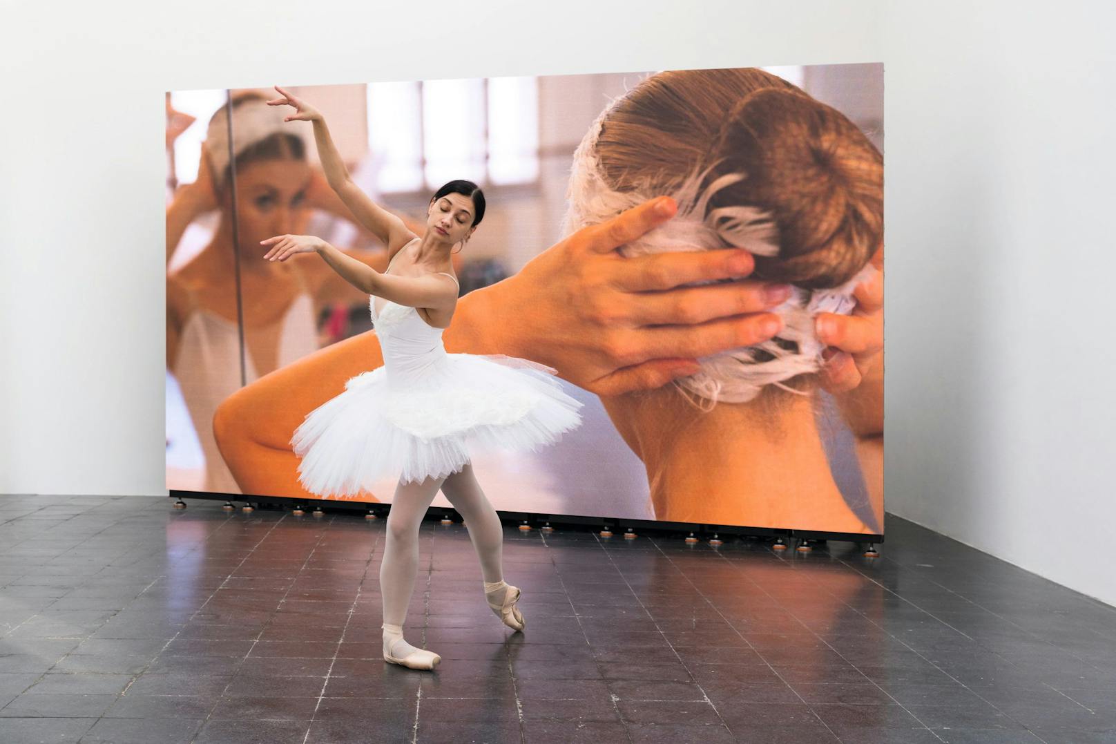 Oksana Serheieva tanzt im Österreich-Pavillon.