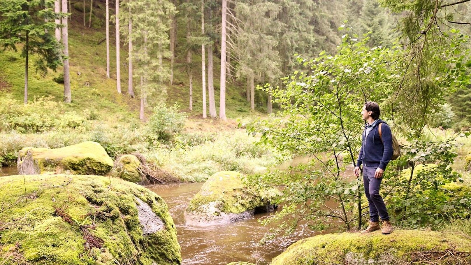 Stefano in der Utissenbachschlucht mit dem bernsteinfarbenen Wasser.