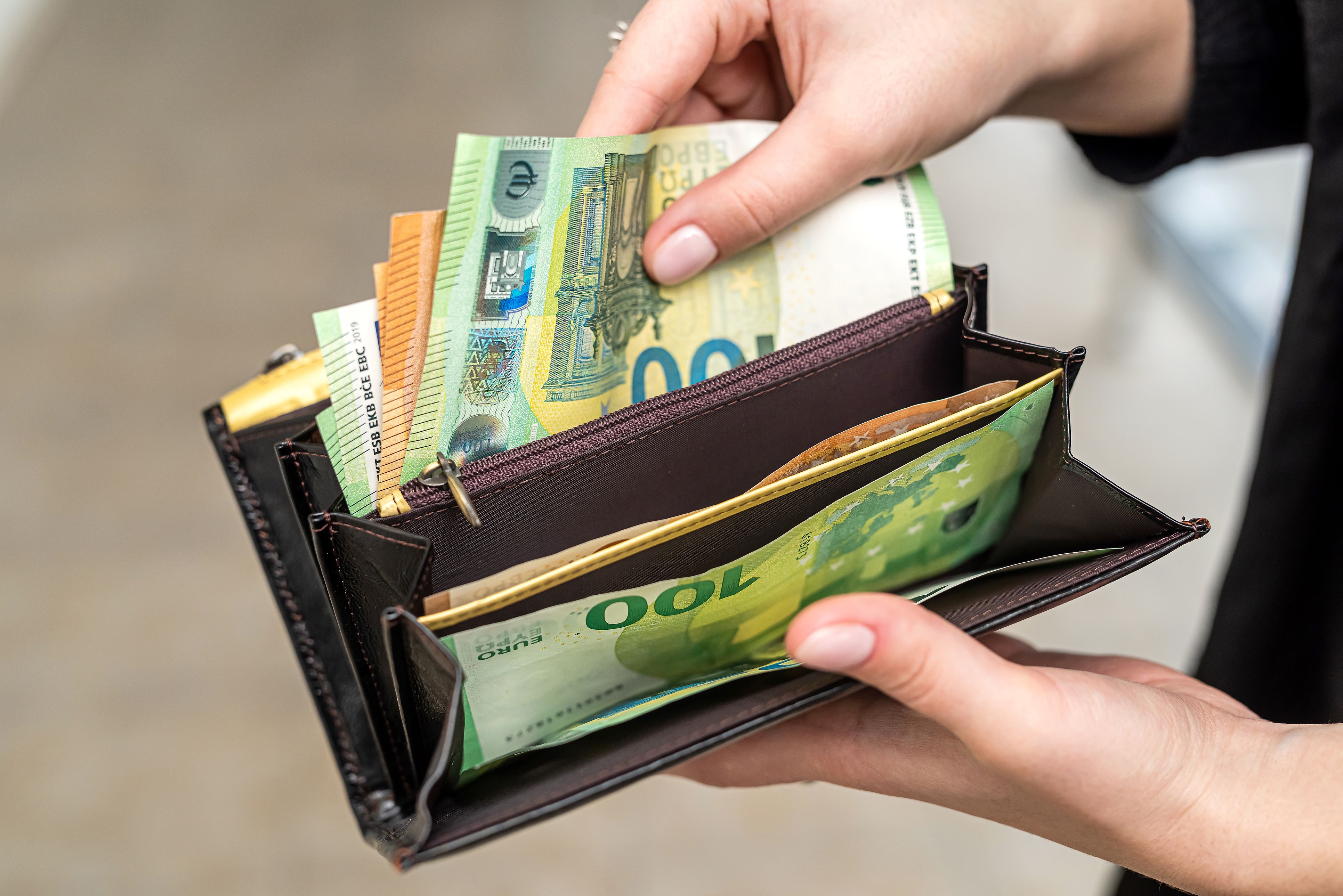 Die Inflation belastet die Geldbörsen vieler Menschen. (Symbolbild)