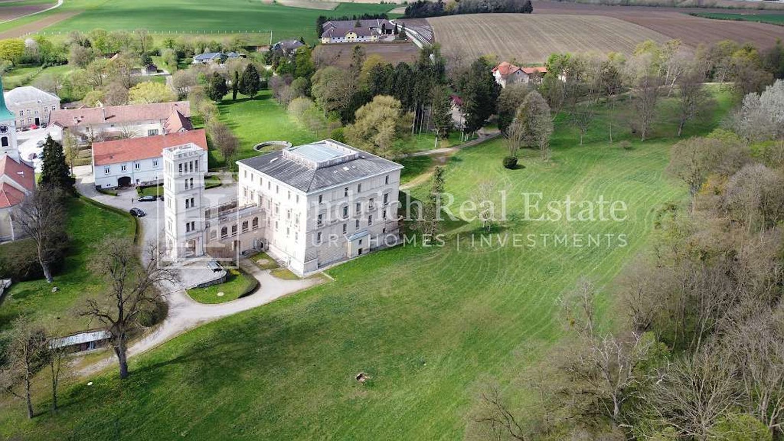 Eingebettet ist das Schloss Rappoltenkirchen in einen 22,8 Hektar großen englischen Landschaftspark, rund 35 Kilometer von Wien entfernt.