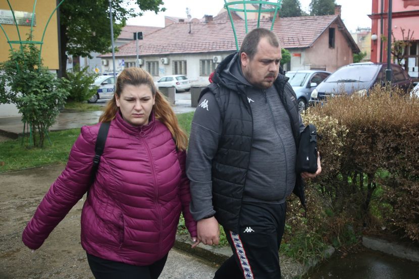 Ohne jeglichen Kommentar verließen die Eltern von Danka das Gebäude.