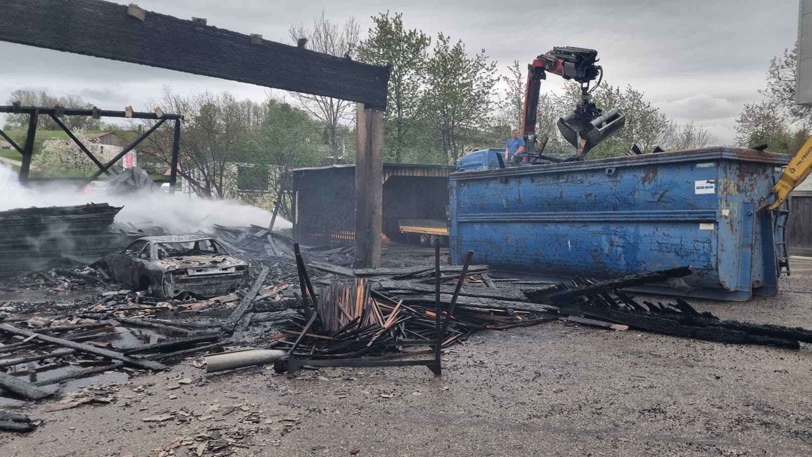 Eine Lagerhalle in Lohnsburg (Bez. Ried) ging in Flammen auf.