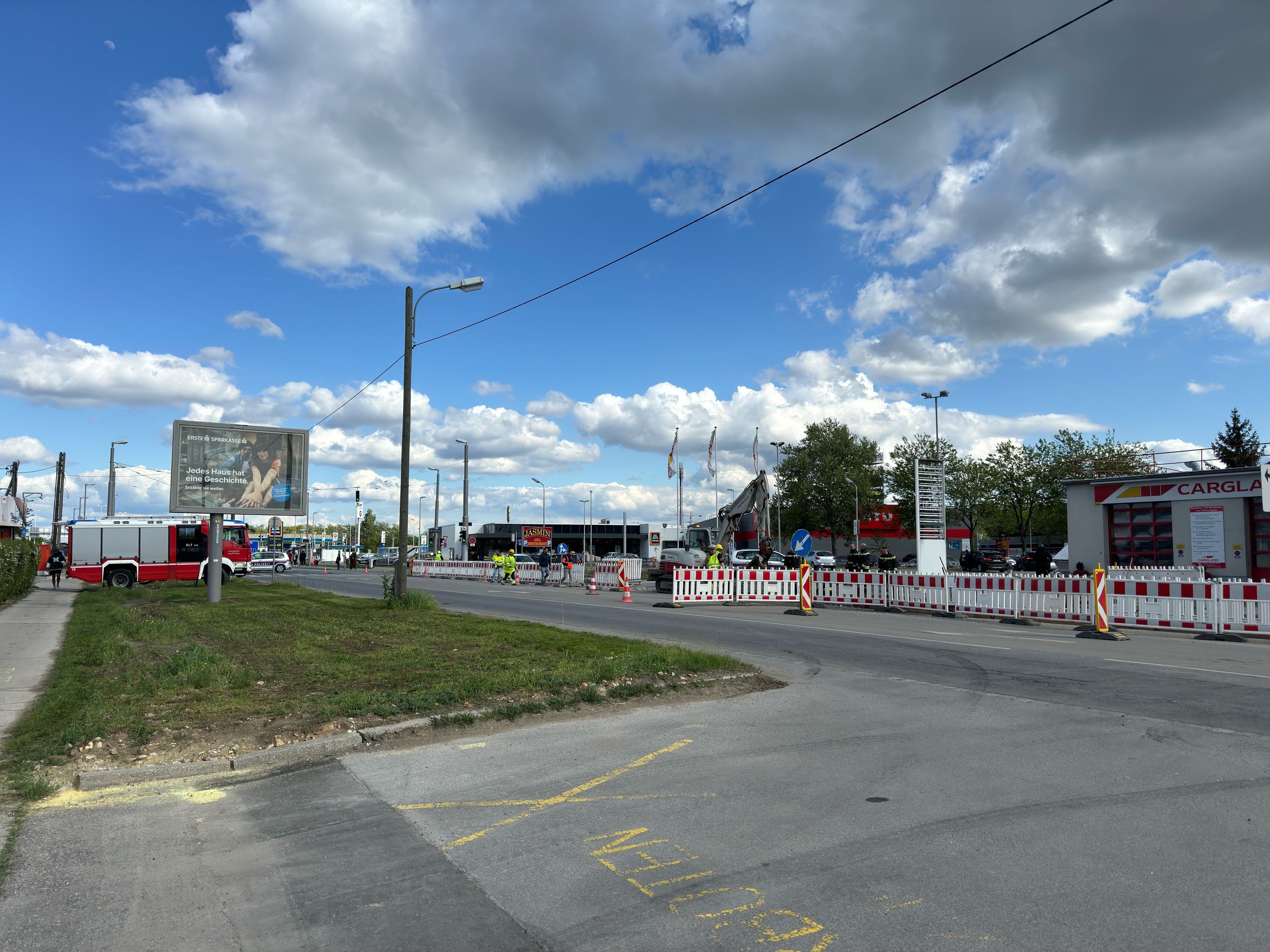 Eine Wasserleitung soll bei Sanierungsarbeiten angebohrt worden sein.