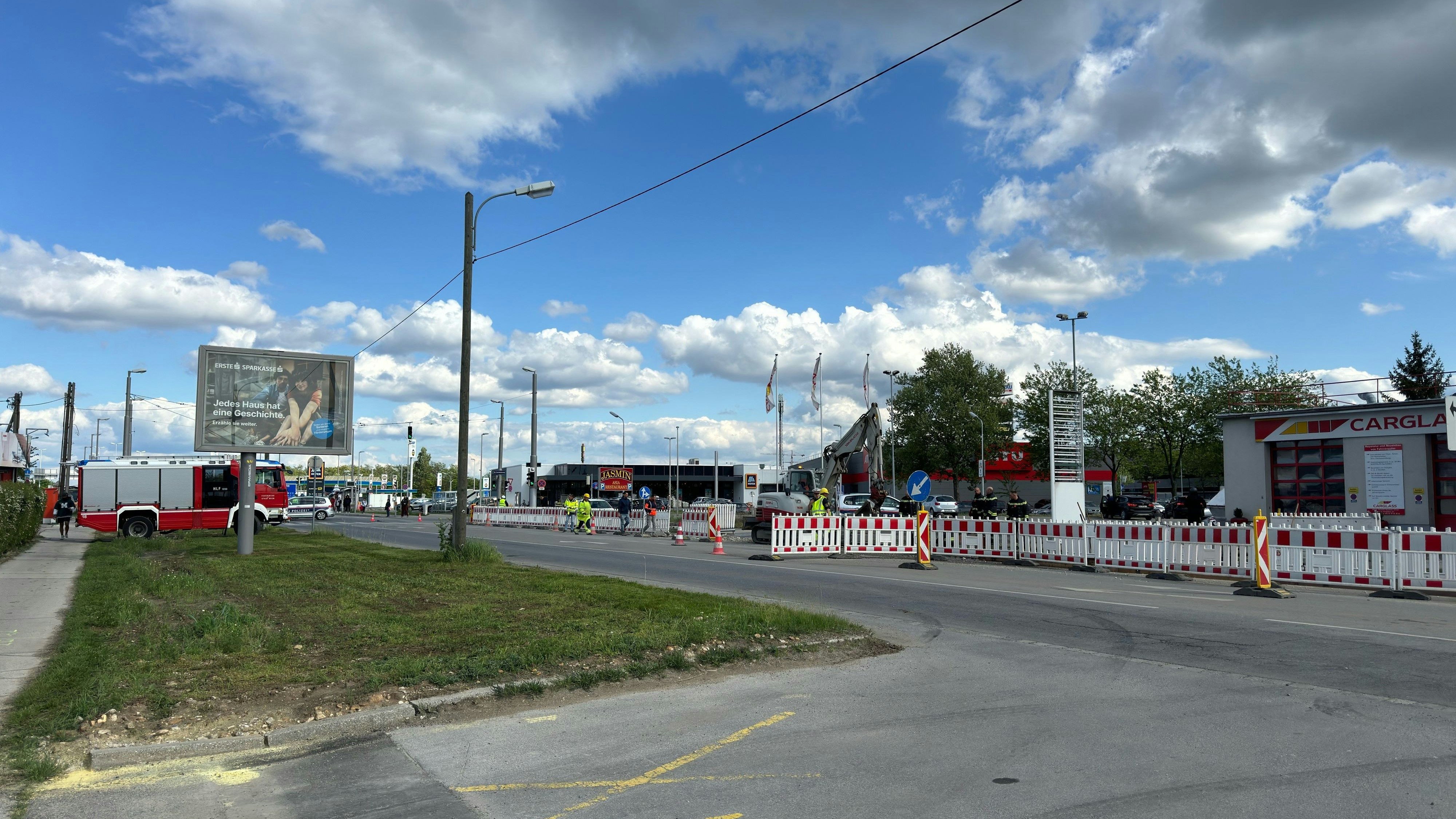 Eine Wasserleitung soll bei Sanierungsarbeiten angebohrt worden sein.