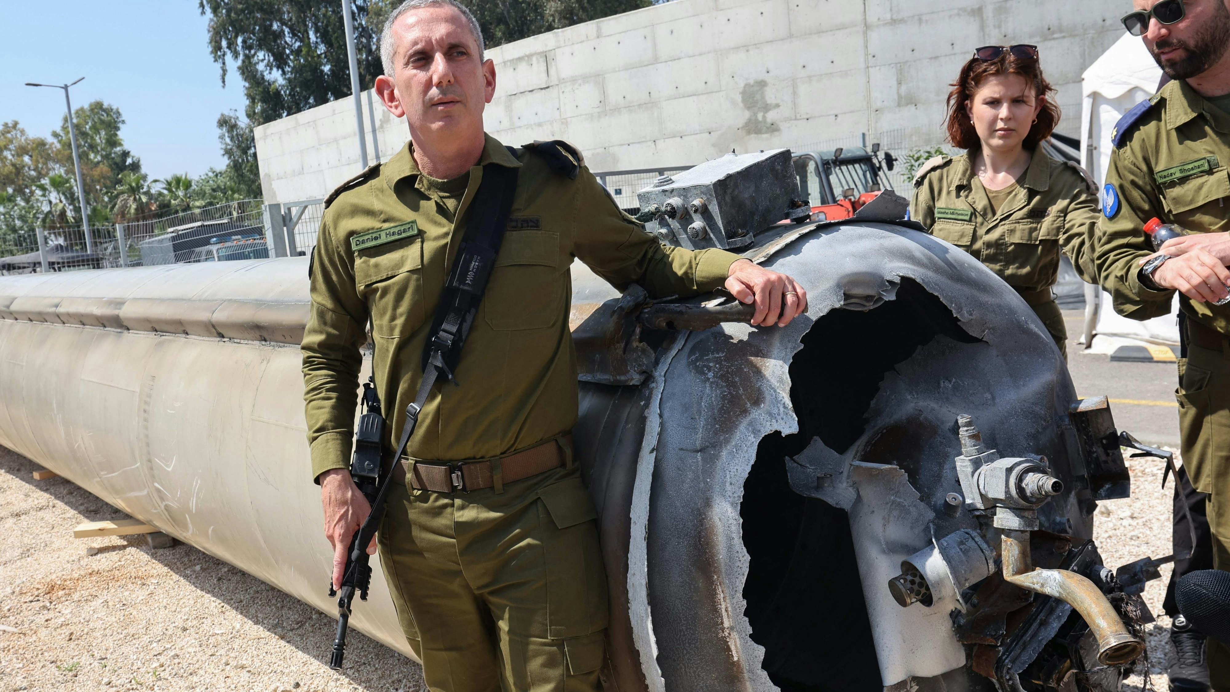 Admiral Daniel Hagari, Sprecher der israelischen Armee, zeigt eine ballistische Rakete aus dem Iran, die in Israel zu Boden ging