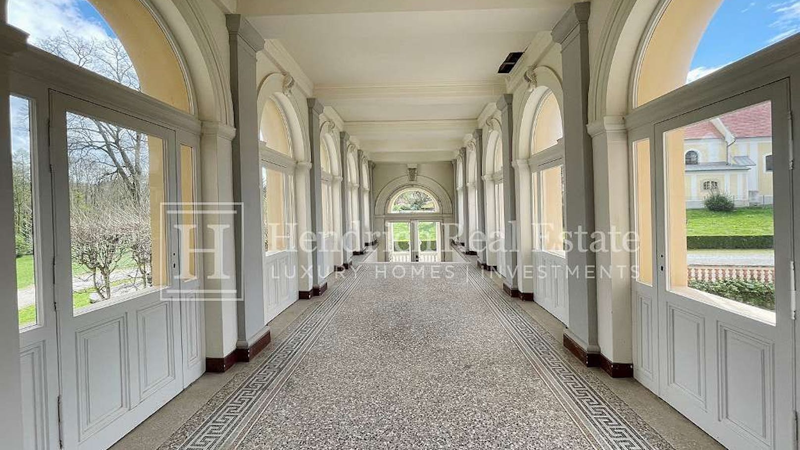 Zusätzlich zu diesem geschichtsträchtigen Wohnhaus stehen den neuen EigentümerInnen auch ein kleiner Wirtschaftshof, ein Parkwärterhäuschen, ein Weinkeller und ein Mausoleum zur Verfügung.