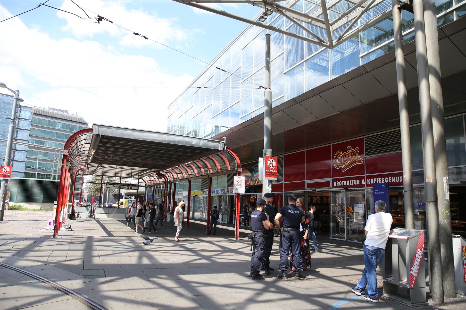 Mit einem Messerverbot an öffentlichen Orten, wie hier am Praterstern, will der Innenminister für mehr Sicherheit sorgen.