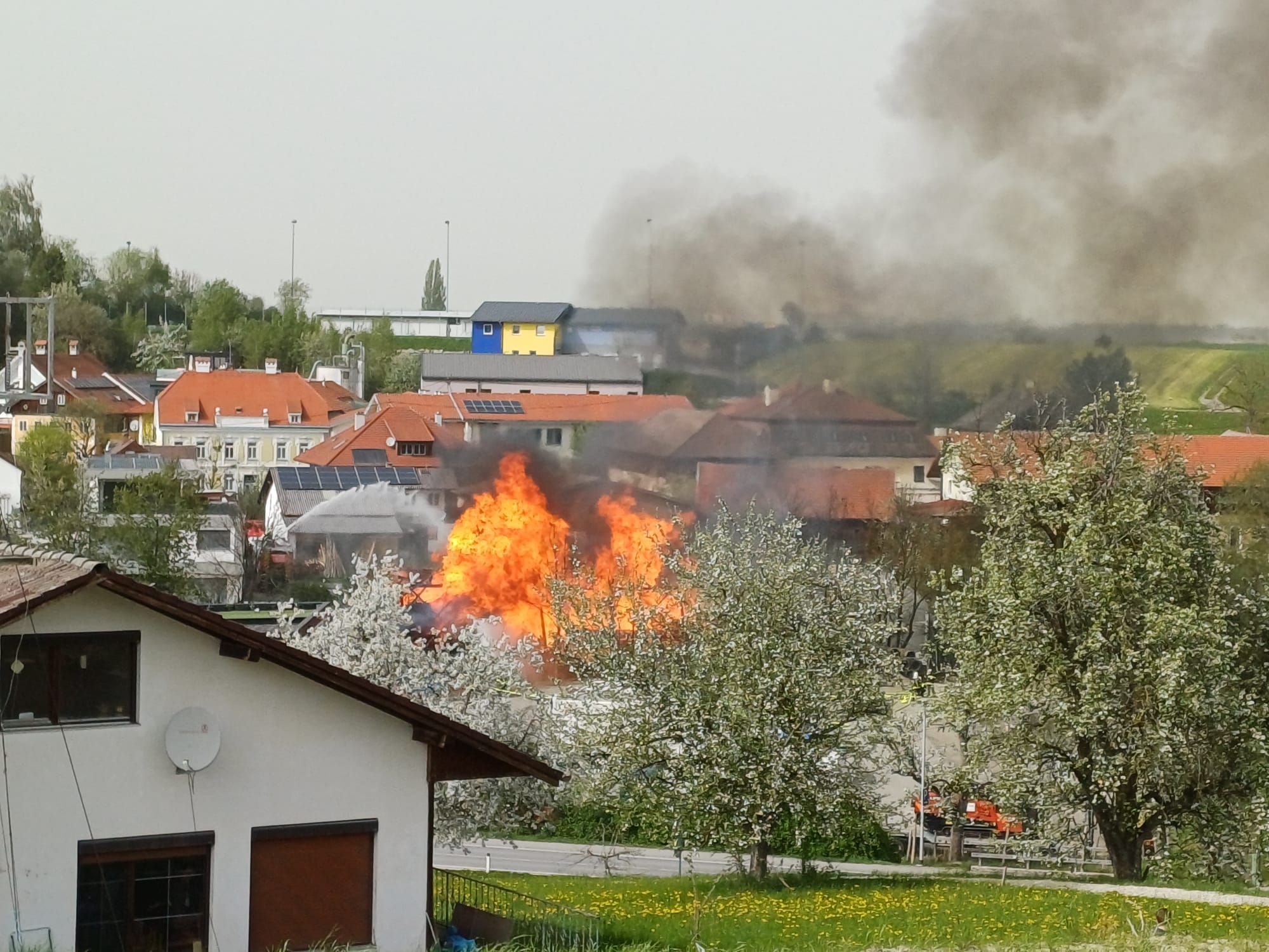 Die Flammen in Lohnsburg (Bez. Ried) waren aus der Entfernung zu sehen.