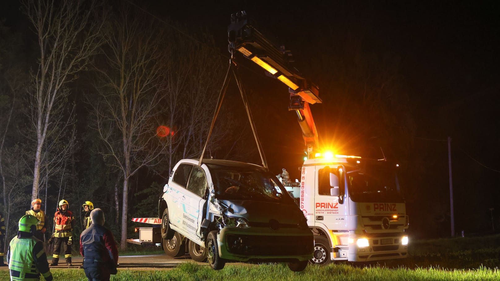 Einen Verletzten forderte Dienstagabend ein Überschlag eines Fahrzeuges, nachdem dieses bei Niederneukirchen (Bezirk Linz-Land) aus noch ungeklärter Ursache von der Straße abgekommen ist.