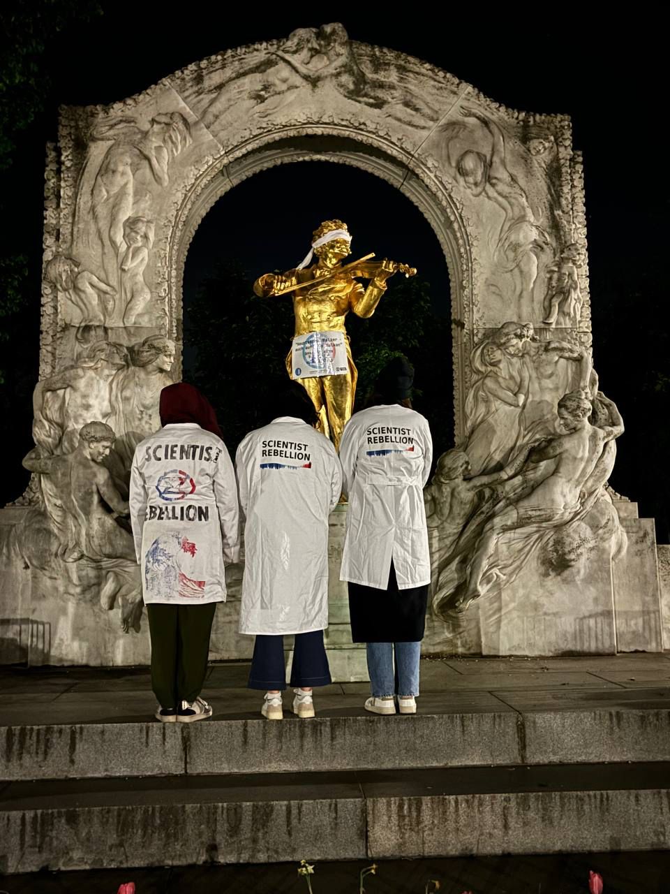 Die Klimaaktivisten vor der Statue von Johann Strauss im Wiener Stadtpark