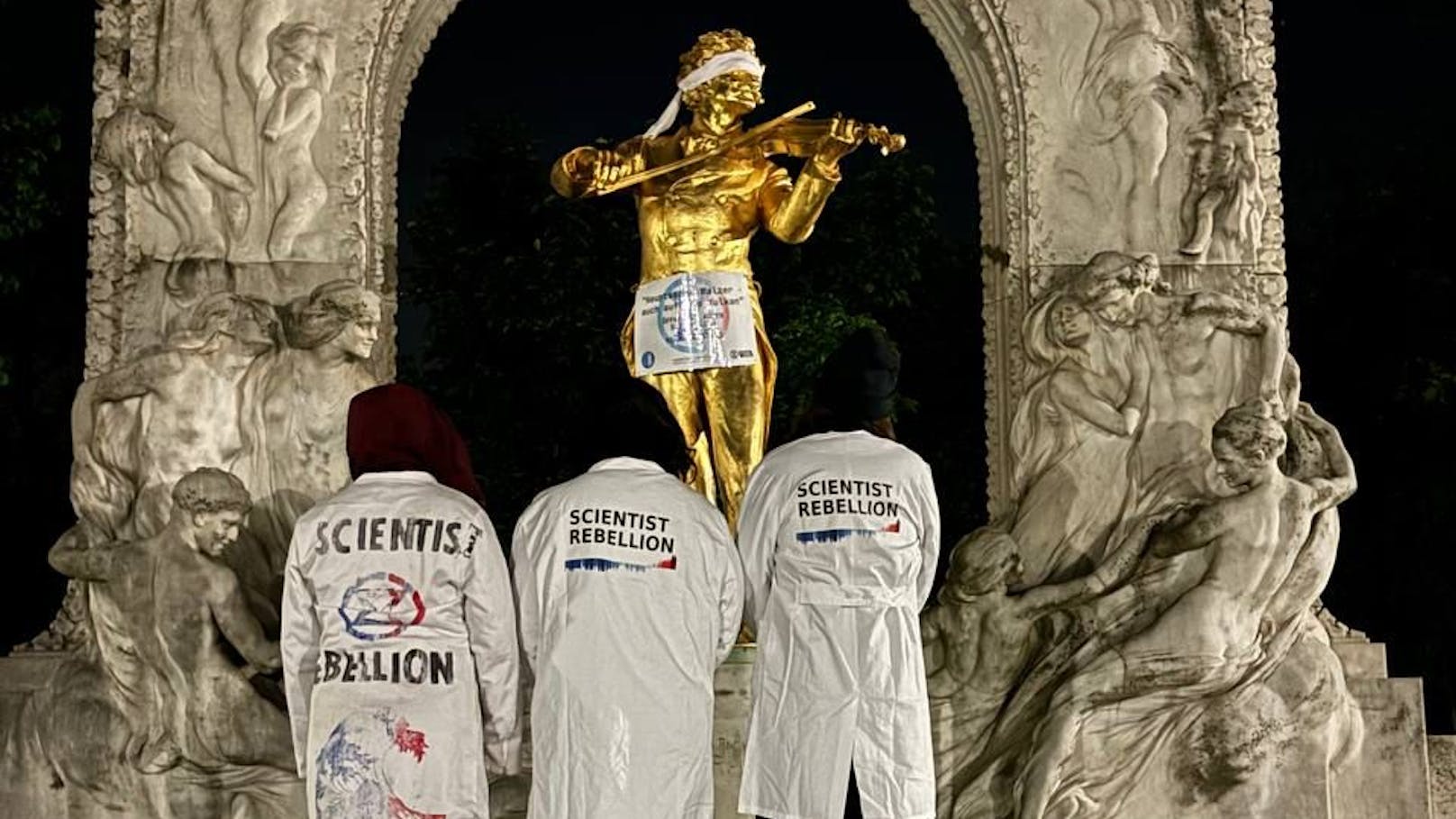 Klimaaktivisten verbanden Denkmälern die Augen
