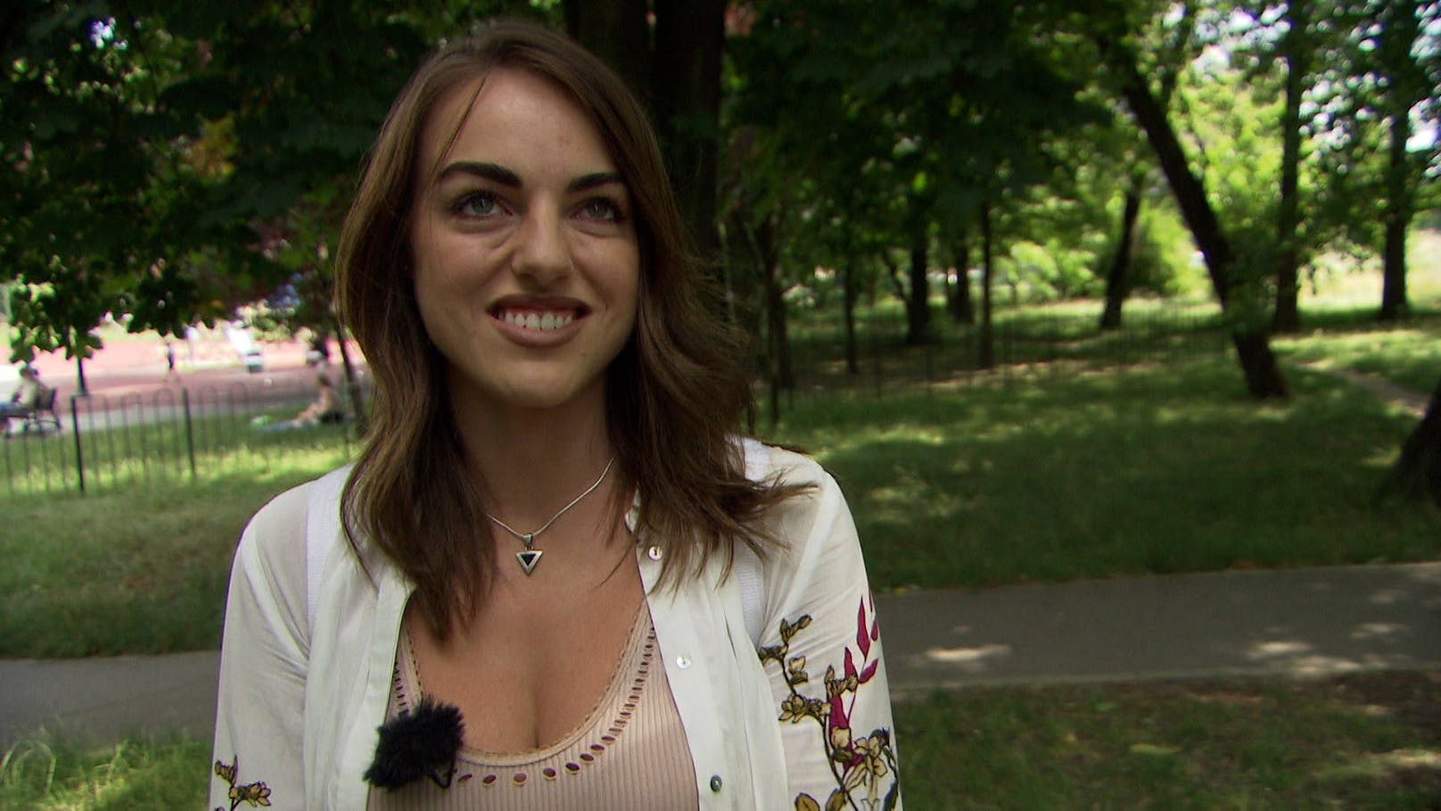 Beim gemeinsamen Workout im Park bleibt den zwei Herren der Mund offen, als Joanna mit einer Leichtigkeit Klimmzüge ausführt.