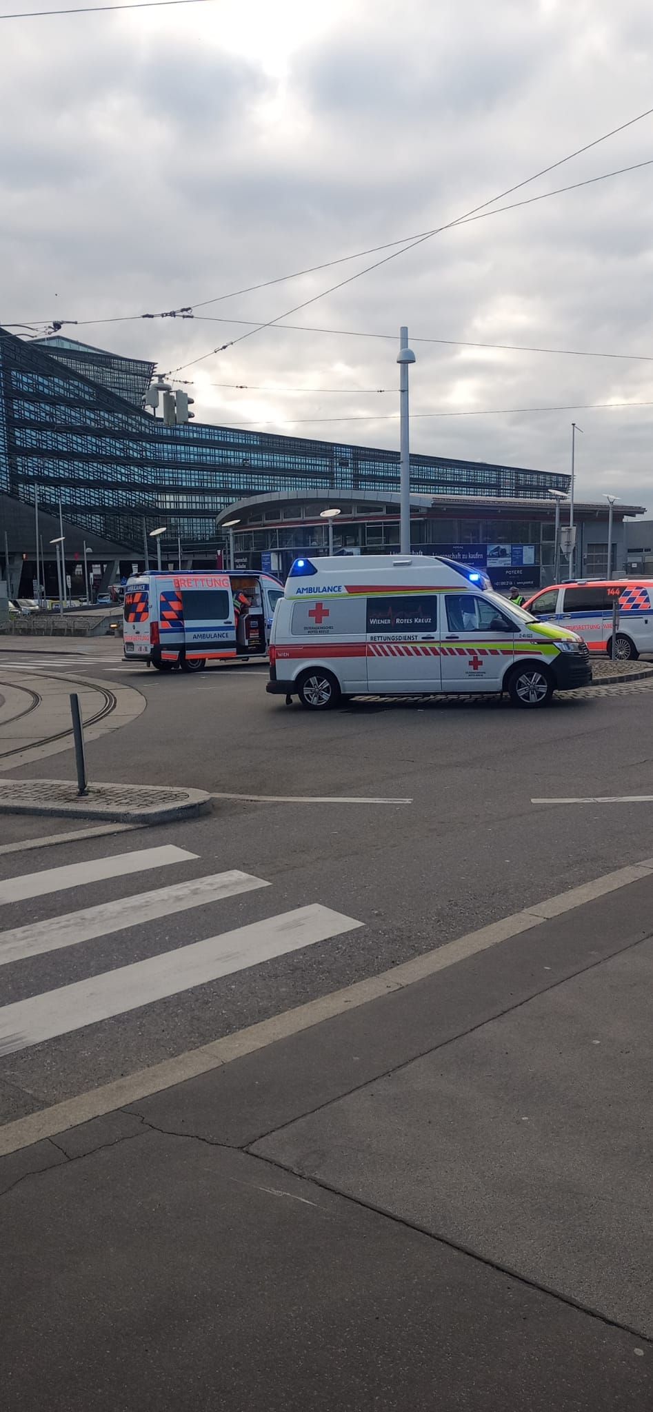 Rettungs-Großeinsatz in der Landstraße. Ein Mann wurde schwer verletzt.