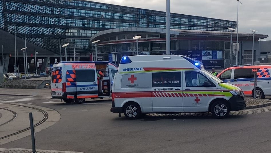Rettungs-Großeinsatz in der Landstraße. Ein Mann wurde schwer verletzt.
