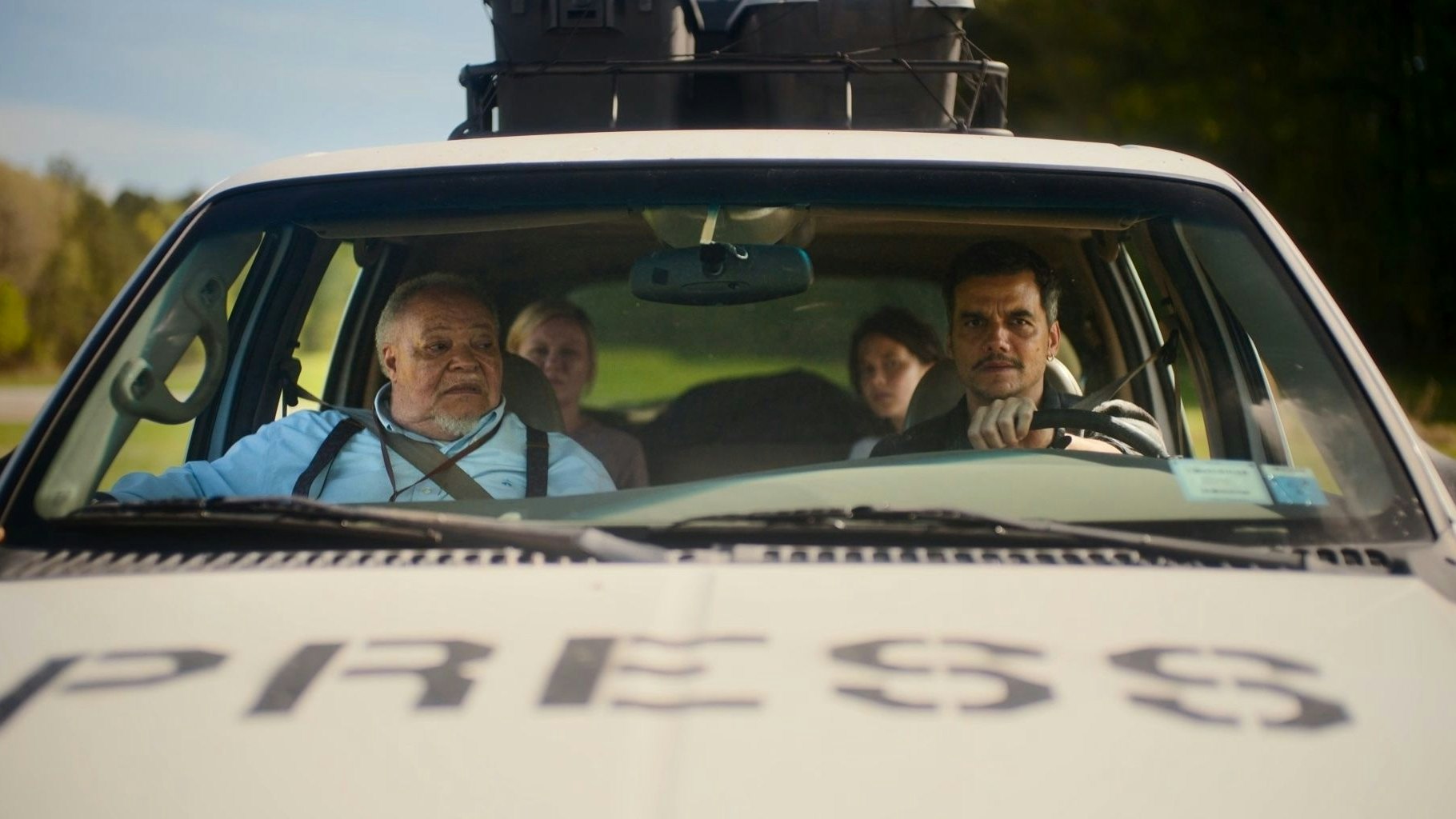 Auf dem Weg nach Washington: Journalistin Kirsten Dunst (hinten links) und ihre Kollegen