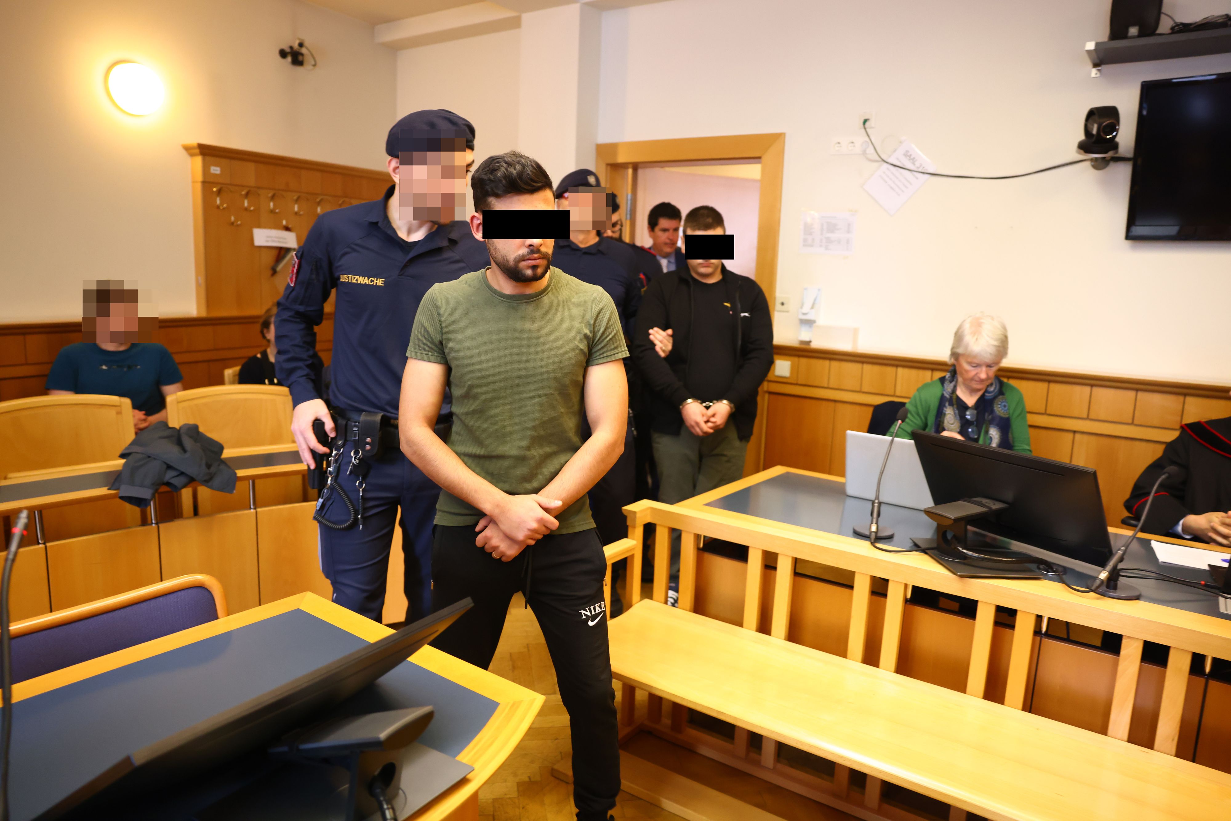 Die beiden Angeklagten (je 22) wurden in Handschellen in den Gerichtsaal am Wiener Landl vorgeführt.