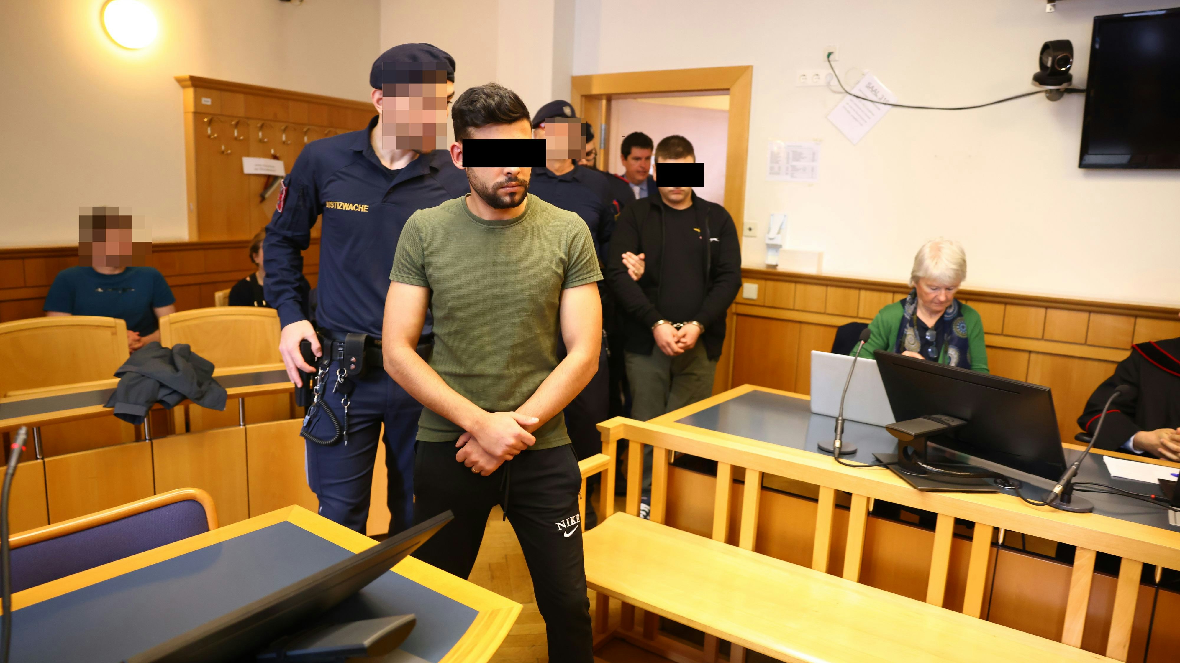 Die beiden Angeklagten (je 22) wurden in Handschellen vorgeführt