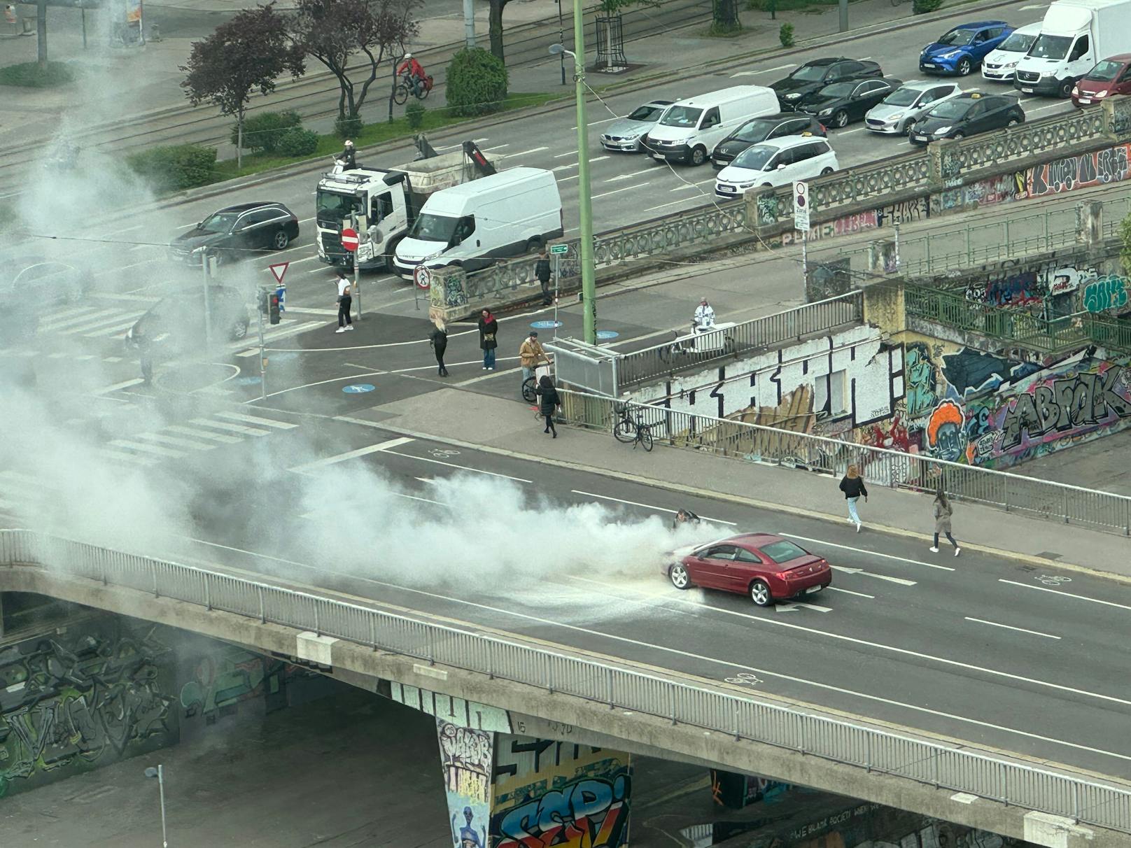 Am Mittwoch kam es zu einem Fahrzeugbrand am Schwedenplatz. Die Brücke wurde abgesperrt.