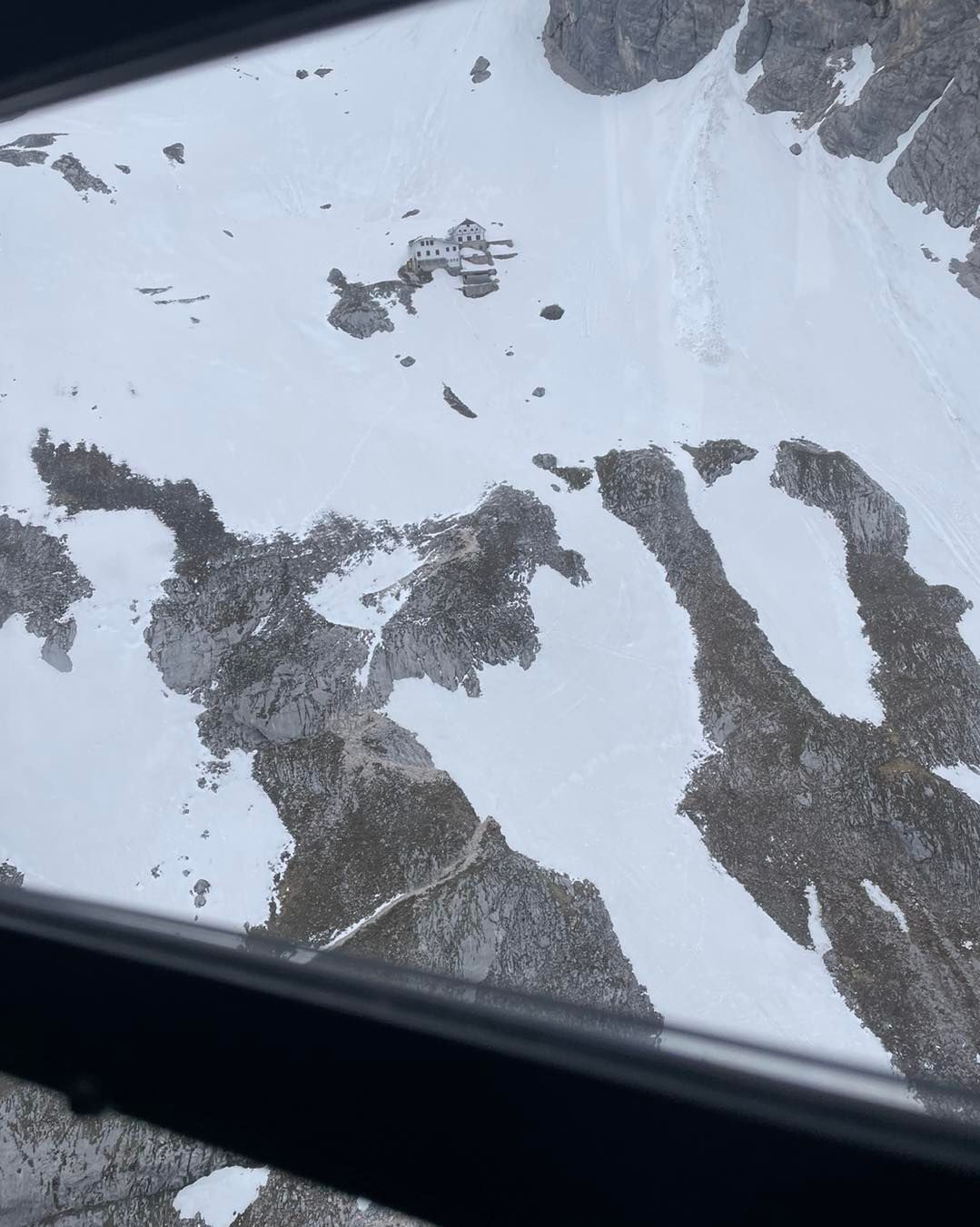 Ein Polizeihubschrauber entdeckte die beiden Wanderer. 