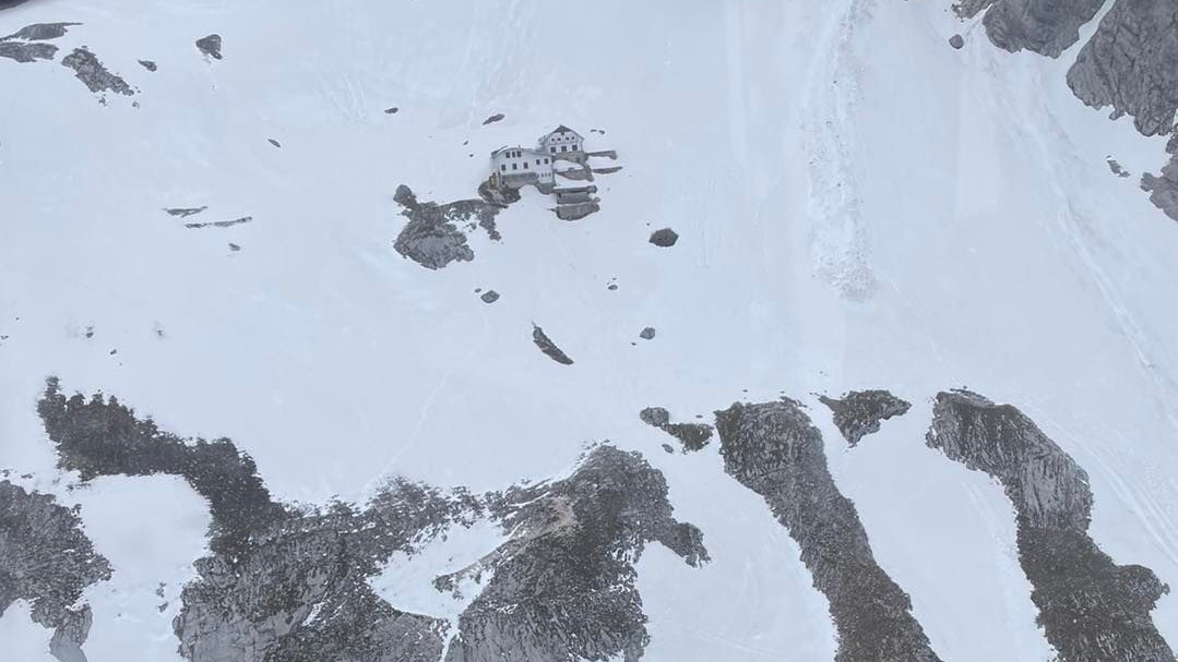 Ein Polizeihubschrauber entdeckte die beiden Wanderer. 