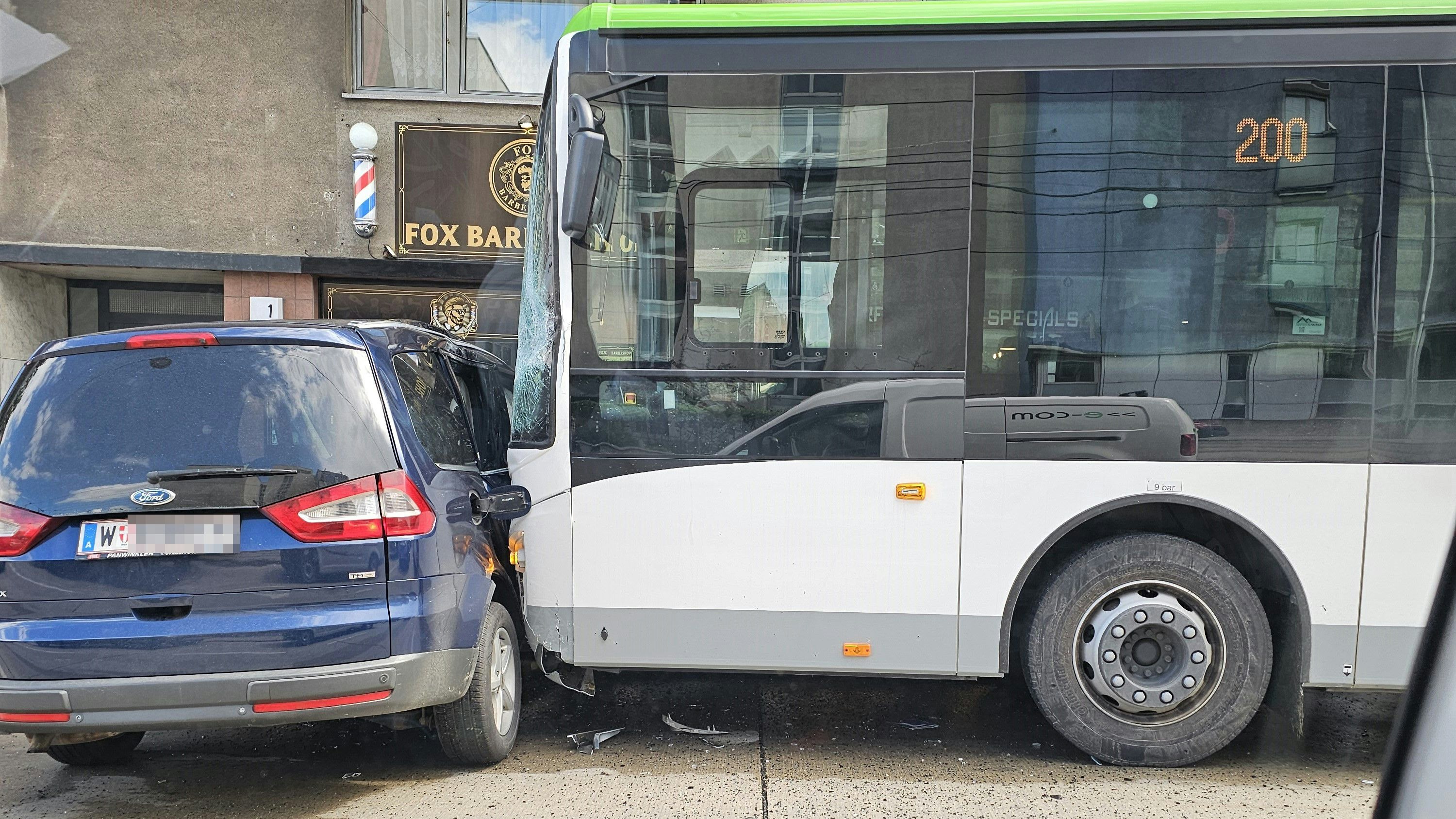 Heute.at - Heftiger Crash in Favoriten – Drei Personen verletzt