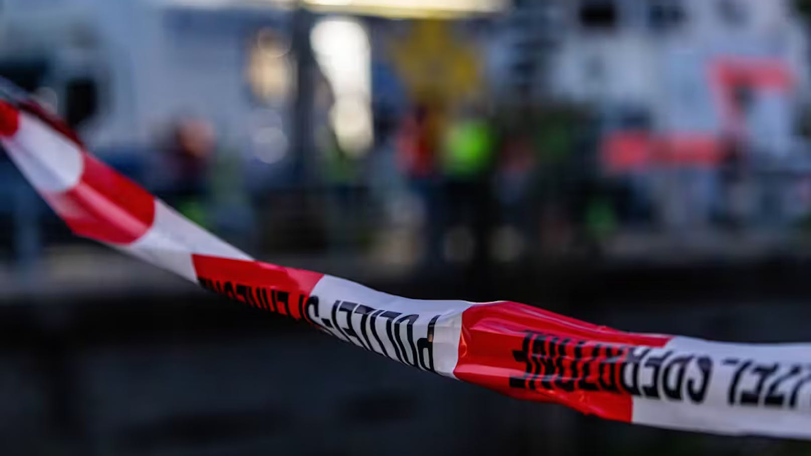 In Karlsruhe wurde eine Frau von einer Gaskartusche erschlagen. Ein 13-Jähriger soll diese vom 14. Stock eines Hochhauses geworfen haben.